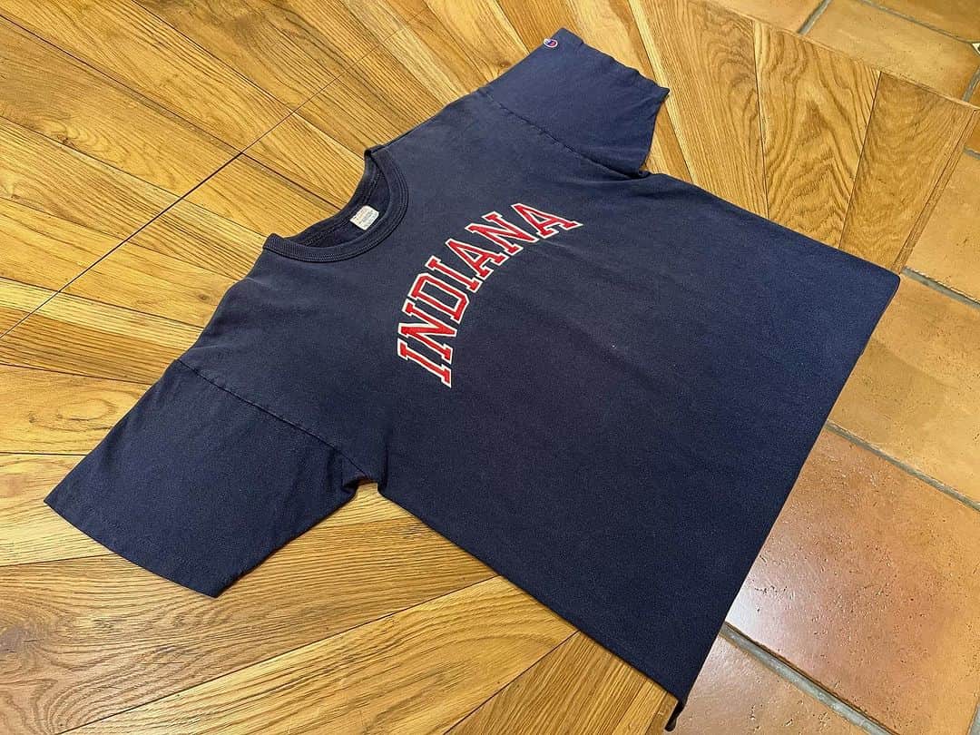 のインスタグラム：「「Todays Special」  Used Champion T.  80年代後期のトリコタグTシャツです。プリントはラバープリント。 程よく色が抜け良い雰囲気です。 フロントロゴの下に1㎜程度のシミがありますが目立たず、全体的に良いコンディションです。  Size XL  着丈:約72.5cm 身幅:約53.0cm 肩幅:約55.0cm 袖丈:約18.0cm   ¥14,300-(税込)  ※お問い合わせはDMで宜しくお願い致します。  ※お問い合わせ頂いた順番に対応させて頂きます。  @standardcalifornia_os  @standardcalifornia_movie  #standardcalifornia  #スタンダードカリフォルニア  #古着 #used #vintage #ヴィンテージ  #champion  #チャンピオン #80s #トリコタグ  #tshirt #tee #tシャツ」