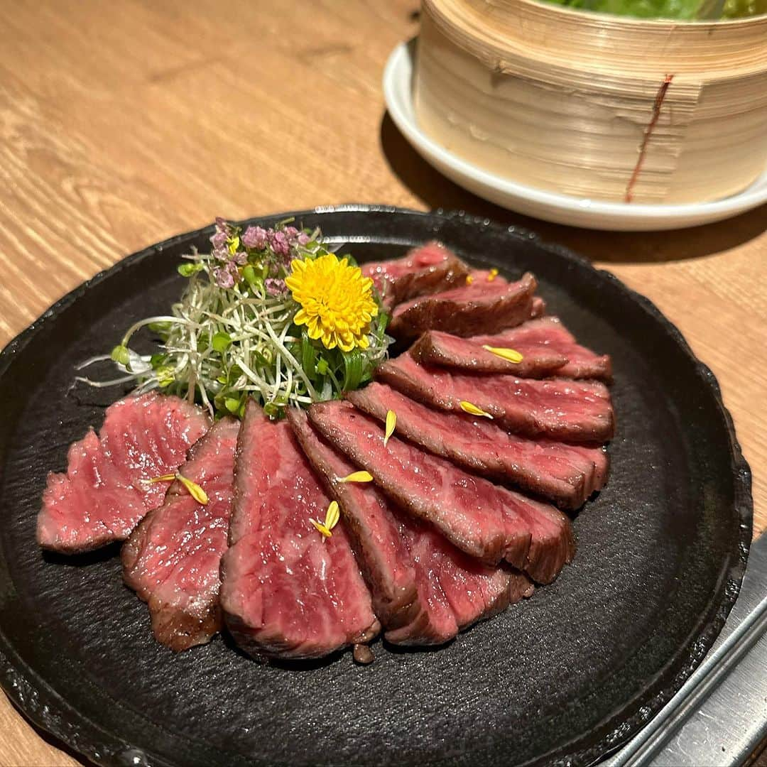 Mika Jimboさんのインスタグラム写真 - (Mika JimboInstagram)「【犬と行ける一番うまい焼肉🥩】  🥩 @yakiniku173_mukouyama  📍 Tokyo/Ebisu  恵比寿で食べれるわんこ連れで行ける焼肉屋さん🩷もんじゃとおはぎ大喜びでいつも大好きなお肉を食べてるよ🤤  わんこ用にお肉出してくれるからオーダーしてみてね🐕  個室しかわんこNGだから予約して行ってねーん✌️来月もんじゃ誕生日だから来月も行こうね🥹❤️  マジで一枚目のもんじゃの顔ウケる。それはお前の肉じゃないよ😅  #わんことお出かけ  #犬と行けるお店  #わんこごはん」9月21日 17時23分 - mikajimbox