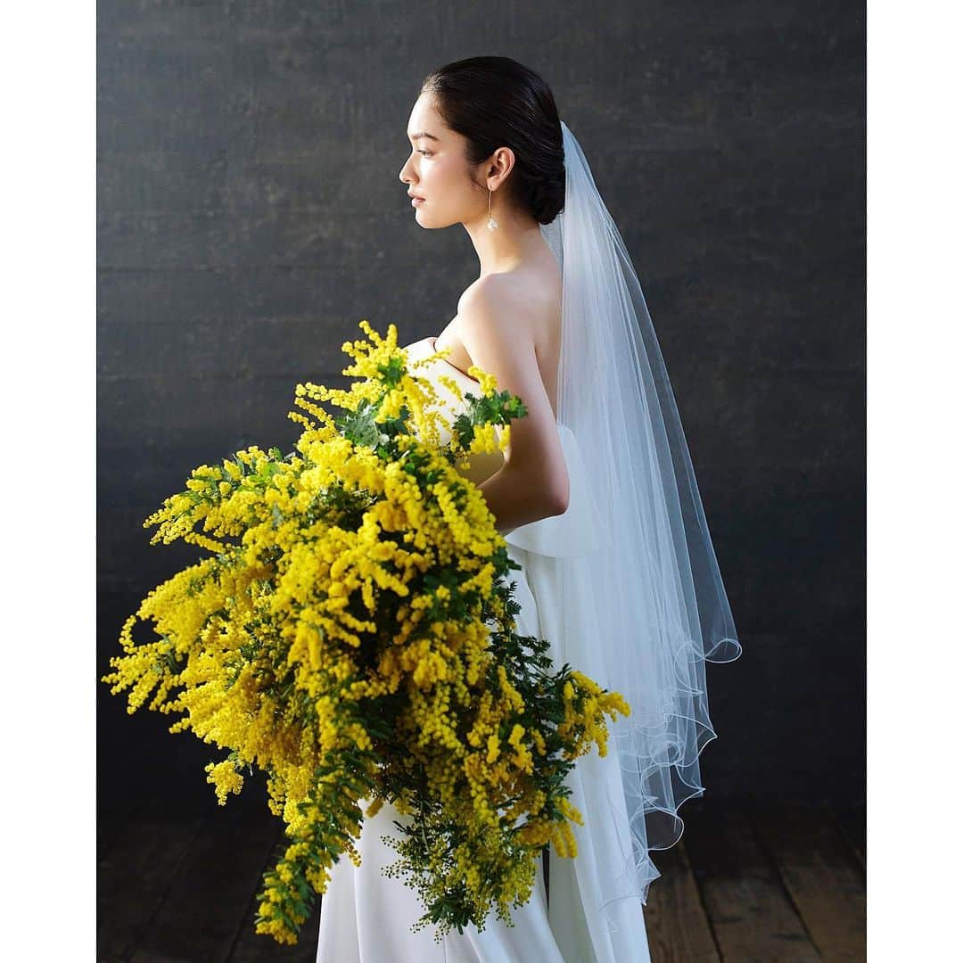 ハツコ エンドウさんのインスタグラム写真 - (ハツコ エンドウInstagram)「＊  Hatsuko Endo Weddings_  Hair&Makeup：Hatsuko Endo @akiko__endo  @hatsukoendo_okayama  @hatsukoendo_sakata  @hatsukoendo_hairmakeup   Dress：Olga（Off White）／No.8404 @a_by_hatsukoendo  ハツコ エンドウ ウェディングス銀座 03-3563-1411  Accessories：Hatsuko Endo Weddings Bouquet： @ardoise1986   #hatsukoendo  #hatsukoendoweddings #hatsukoendobeauty #abyhatsukoendo  #wedding #dress #hair #makeup #bridal #photo #shooting #accessories  #veil #bouquet  #ハツコエンドウ #ハツコエンドウウェディングス #ウェディングドレス #エーバイハツコエンドウ #新作 #ブライダル #ビューティー #ヘアメイク #撮影 #プレ花嫁 #日本中のプレ花嫁さんと繋がりたい #アクセサリー #ヴェール #美容師  #ブーケ #ミモザ」9月21日 17時27分 - hatsuko_endo