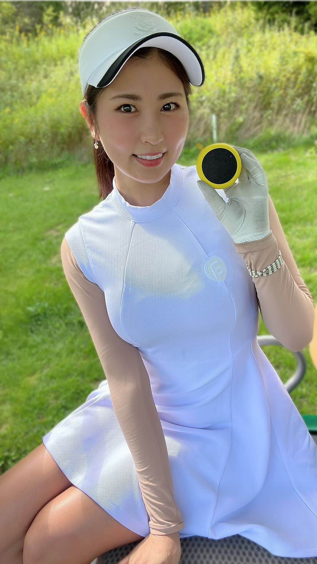 のインスタグラム：「ゴルフを楽しむNEWアイテム🌻 愛用しているレーザー距離計のTecTecTecから GPS機能付きBluetoothスピーカー【Team8】 が出たので早速試してみた😆💕  スピーカーだから音楽が楽しめるのはもちろん、 なんと磁石になってるからカートにくっつくの！ フックをつければベルトにも付けられるよ✨  アプリを連動したらGPS機能で 残りヤード距離も音声で知らせてくれるの🗣️ ベルトにつけておけば球の位置まで行って 残り距離を音声で知らせてくれるし、 カートナビが付いてないカートにつけておけば 大体の残り距離がみんな把握できる最強アイテム🔥  ぜひチェックしてみてね〜☺️❣️ クーポンコードももらったのでご購入の際にはぜひ使ってね✨ 🌼クーポンコード【team8maigolf】🌼  wear @amis_golf   #まいごるふ#ゴルフ女子#ゴルフ#ゴルフ場#ゴルフ男子#ゴルフラウンド#ゴルフグッズ#TecTecTec#テックテックテック#Team8#チームメイト#音楽#maigolf#golf#golflife」