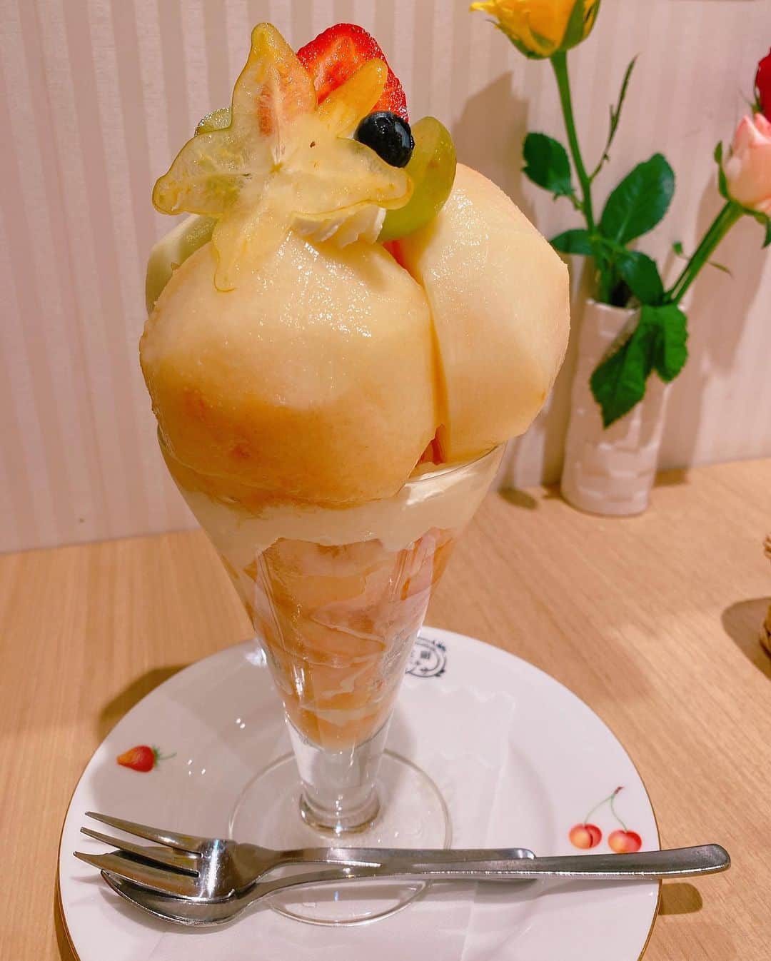 濱内奈々子さんのインスタグラム写真 - (濱内奈々子Instagram)「🍑2023桃活記録🍑  食べ物のなかでいちばん好き🫶🍑 夏はほぼ毎日おうちで桃を食べ、お出かけしても桃を食べてた😋やっぱりパフェ&お取寄せがテンションあがる🥹💕グルテン控えてるから食べられないものも多いけど🥲来年はスイーツだけじゃなくて桃を使ったお料理ももっと食べたいな🍑」9月21日 17時39分 - nanako_hamauchi