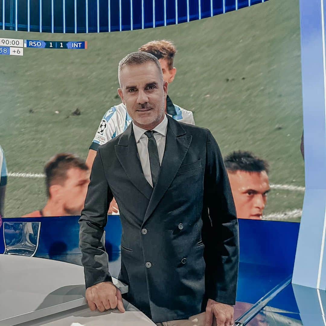 ステファノ・ソレンティーノのインスタグラム：「Tre anni fa iniziavo questa avventura pazzesca con la famiglia di @sportmediaset 🔥  Un privilegio potervi raccontare il calcio da qui 🤟  E il meglio deve ancora venire....🔥」