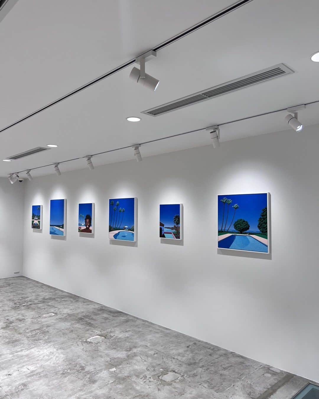 永井博のインスタグラム：「cassette_fukuoka での展示風景⁉️お\22~10／22まで、よろしくお願いします🐧💦。」