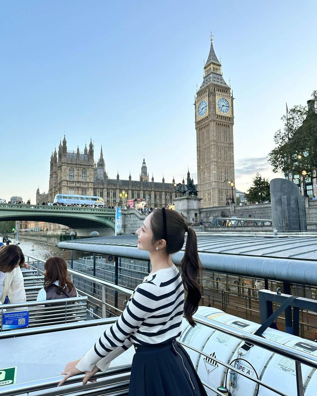 岸本沙季のインスタグラム：「📍Big Ben  テムズ川クルージングでビッグ・ベンやロンドン橋をゆっくり鑑賞🤍日が落ちてからのビッグ・ベンはピーターパンの世界すぎた…  tops: @zara  skirt: @kitamura_newlabel  shoes: @emma_francis_shoes  #海外旅行#イギリス旅行#ロンドン#ビッグベン」