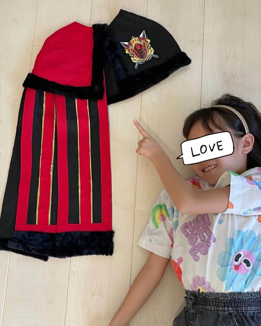 蛯原英里さんのインスタグラム写真 - (蛯原英里Instagram)「先日、無事にかむちゃんのお誕生日のお祝いが出来ました☺︎  その前に風船や100均アイテムで作るギラのマントの経過を。  〔マント編〕 100均へ買い出しに行き かむちゃんにバレないように 無事に完成しました😭  途中うまく出来上がるのか不安で 心折れそうになった時 お姉ちゃんが手伝ってくれました  なんだか、大人2人で一緒に作業しているみたいに手際が良い😭 助かりましたー⭐︎  最後のエンブレムは 一緒に頑張ってつくってくれた お姉ちゃんにつけてもらって完成⭐︎  果たして、かむちゃんは 喜んでくれたのか  #マント  #エンブレム  #surprise  #present  #誕生日  #5歳  #男の子」9月21日 17時38分 - eriebihara