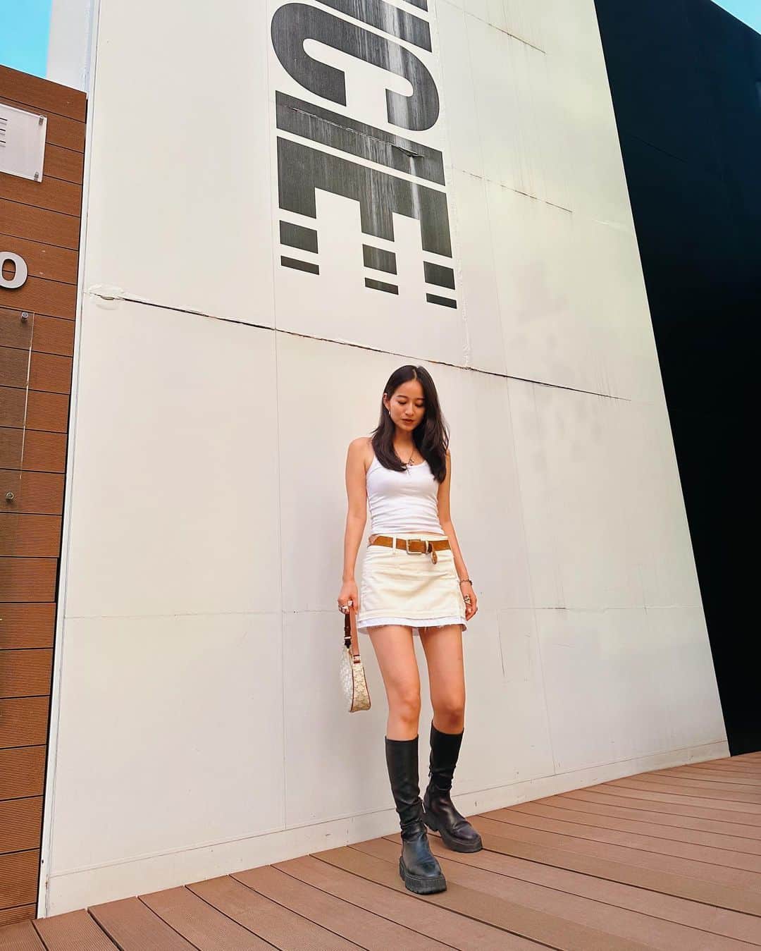 入夏さんのインスタグラム写真 - (入夏Instagram)「ミニスカートが履きたい気分🤍🏇  この日は学生頃を思い出しながら、この感じ懐かしいね！これかわいい！ってわいわいしながら笑 親友とお買い物💕楽しかったな😆  #miniskirt」9月21日 17時38分 - iruka__offi