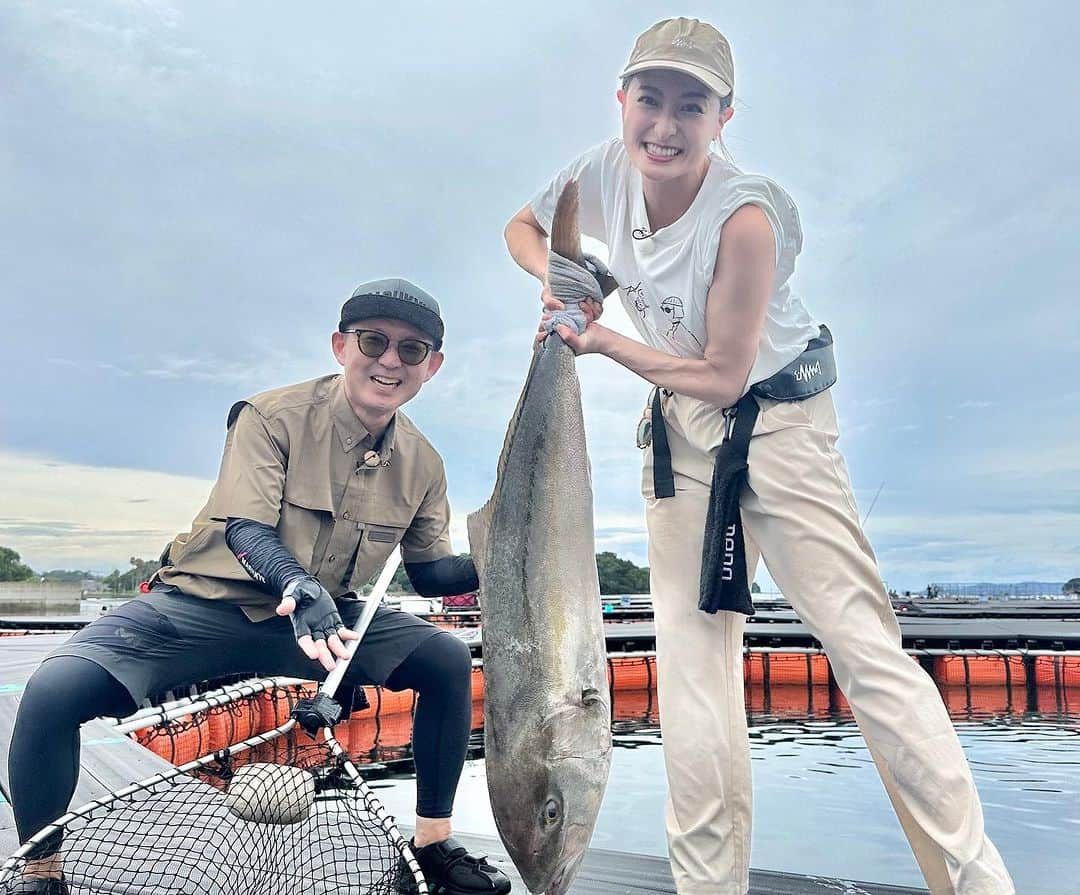 高橋麻美のインスタグラム：「． ． 見ーーてーーーー！！👀 北条先生のおかげで 人生で1番の大物釣り上げた😆🎣 13キロ😳😳😳  これねもまだモンスター級の大物中では小さい方らしい🫣 恐ろしいぜ…カタタの釣り堀😱😁😁  大物を釣る 狙う魚種を決めて釣る エサのローテーションに浮きの使い方まで テクニックいーっぱい教えてもらってます😆  釣りビジョン『海釣りギャラリー』 初回放送は9/30（土） 絶対見てねー😆📺  #釣りビジョン#釣り#fishing#🎣#🎣🎣🎣 #大物釣り#大物#マダイ#青物#シマアジ#釣り堀 #南紀白浜#和歌山#とれとれパーク#カタタの釣堀」