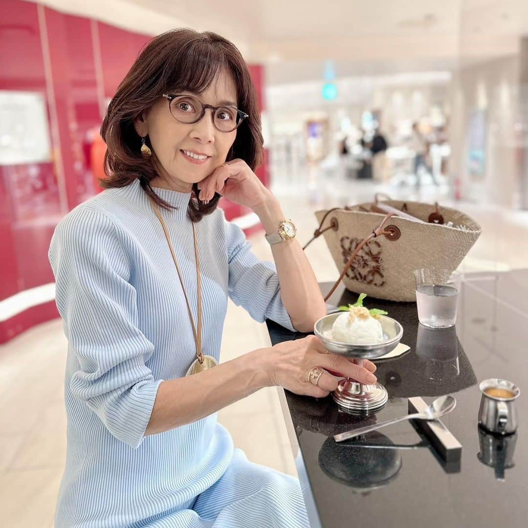 のインスタグラム：「@isetan_shinjuku  へ。 あの活気を浴びると 元気がでます。 アンチエイジング効果がありそうです。 アフォガードを食べに行くと、この日もフォロワーさんが何組か訪れてくださっていたそうで！ ご挨拶した方も。 うれしい出会いでした☺️  　  #柏木由紀子ファッションクローゼット 好評発売中！ #楽天ブックスファッション部門1位獲得 #発売前重版 #坂本九音楽事務所 #坂本九 #坂本九柏木由紀子 #シニアファッション #シニア世代のファッション番長 #75歳 #70代コーディネート #60代コーディネート #50代コーディネート #柏木マダム #カシワギマダム #由紀子巻き #60代ヘアスタイル」