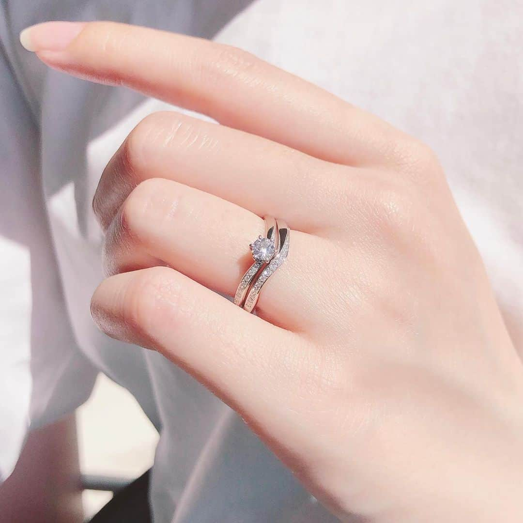 TRECENTI トレセンテさんのインスタグラム写真 - (TRECENTI トレセンテInstagram)「アニバーサリオ ヴィータの重ね付け💍✨ 指輪側面のメレダイヤモンドが、中央のダイヤモンドを通ってる反対側のアームに流れています。 出会い、そしてこれから歩む未来への道のりを優美なラインとダイヤモンドで表現したデザインです。  ----------------------------------------------  #トレセンテ #trecenti  #婚約指輪 #結婚指輪 #エンゲージリング #マリッジリング #ブライダルリング #ブライダルジュエリー #指輪選び #指輪探し #つけ心地 #内甲丸 #ダイヤモンド #ピンクダイヤモンド #ピンクゴールド #婚姻届 #プレ花嫁 #プレ花嫁さんと繋がりたい #日本中の花嫁さんと繋がりたい #日本中のプレ花嫁さんと繋がりたい #ブライダル専門店 #結婚式前撮り #全国のプレ花嫁さんと繋がりたい #プロポーズ #サプライズプロポーズ #プロポーズ準備 #重ねづけ #重ねづけリング #セットリング」9月21日 17時48分 - trecenti_flora