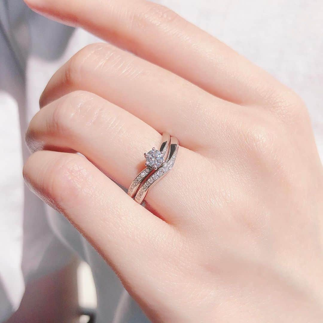 TRECENTI トレセンテさんのインスタグラム写真 - (TRECENTI トレセンテInstagram)「アニバーサリオ ヴィータの重ね付け💍✨ 指輪側面のメレダイヤモンドが、中央のダイヤモンドを通ってる反対側のアームに流れています。 出会い、そしてこれから歩む未来への道のりを優美なラインとダイヤモンドで表現したデザインです。  ----------------------------------------------  #トレセンテ #trecenti  #婚約指輪 #結婚指輪 #エンゲージリング #マリッジリング #ブライダルリング #ブライダルジュエリー #指輪選び #指輪探し #つけ心地 #内甲丸 #ダイヤモンド #ピンクダイヤモンド #ピンクゴールド #婚姻届 #プレ花嫁 #プレ花嫁さんと繋がりたい #日本中の花嫁さんと繋がりたい #日本中のプレ花嫁さんと繋がりたい #ブライダル専門店 #結婚式前撮り #全国のプレ花嫁さんと繋がりたい #プロポーズ #サプライズプロポーズ #プロポーズ準備 #重ねづけ #重ねづけリング #セットリング」9月21日 17時48分 - trecenti_flora