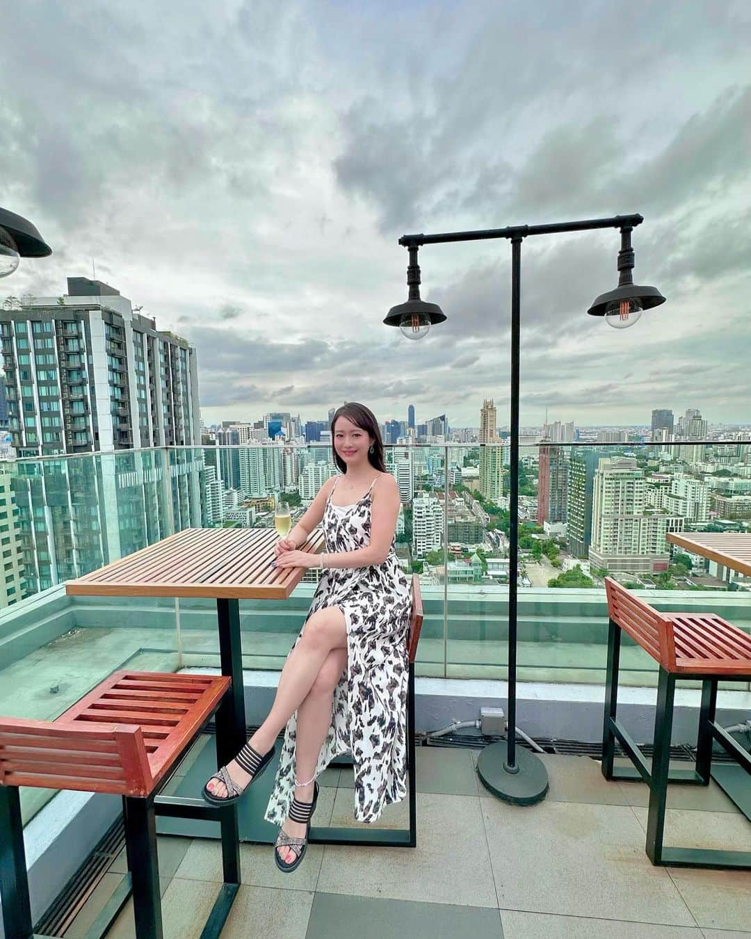 吉山りささんのインスタグラム写真 - (吉山りさInstagram)「🏨 Radisson Blu Plaza Bangkok  屋上にある『Brewski🍸』  📍営業時間 午後 5 時～午前 1 時   📍ホテルの30階 サンセットから楽しめるルーフトップバー🍸🥂✨  風も気持ちよくて、段々と夕暮れに染まるサンセットの空が最高です😍🌇🌅  Opening hours 5 pm–1 am | Daily (last orders taken by 11:30 pm)  Location  Split-level space spread out over the 29th and 30th floors of the hotel  #radissonbluplazabangkok @radissonbluplazabangkok  #radissonhotels  #radissonblu  #bangkok  #hotel  #review  #pr  #タビジョ  #海外  #海外旅行 #thailand  #🇹🇭 #trip  #fivestar  #五つ星ホテル  #businessclass  #撮影  #JapaneseModel #RisaYoshiyama #Lisa #吉山りさ  #bathroom  #ルーフトップバー  #rooftopbar  #bar  #バー  #屋上  #夜景 #nightview #cheers  📸 Thank you, cameraman.カメラマンさんありがとう」9月21日 17時41分 - oreorerisa