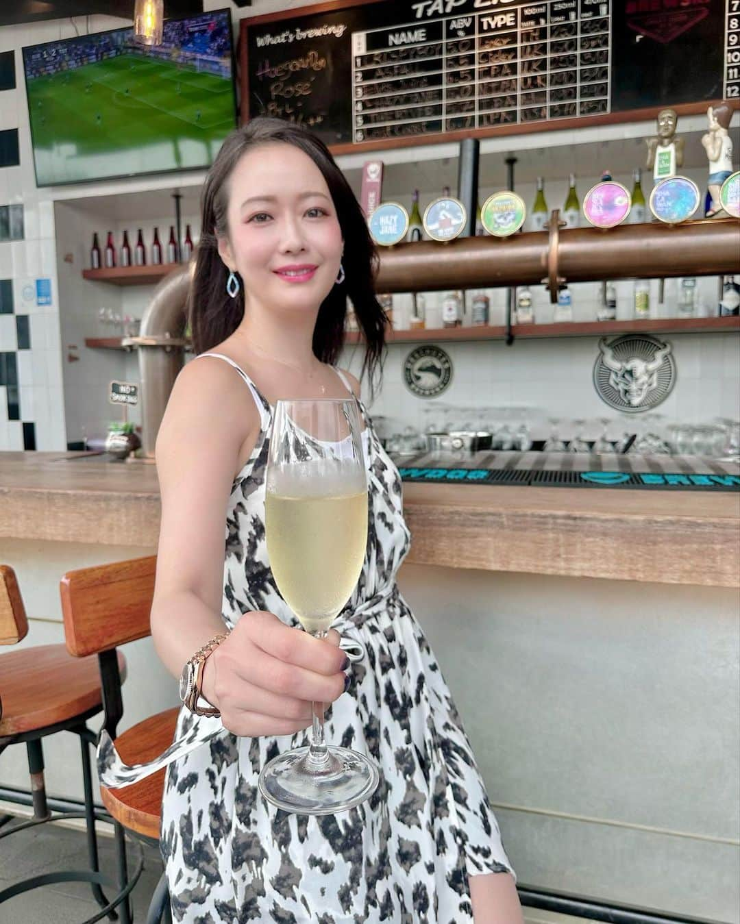 吉山りささんのインスタグラム写真 - (吉山りさInstagram)「🏨 Radisson Blu Plaza Bangkok  屋上にある『Brewski🍸』  📍営業時間 午後 5 時～午前 1 時   📍ホテルの30階 サンセットから楽しめるルーフトップバー🍸🥂✨  風も気持ちよくて、段々と夕暮れに染まるサンセットの空が最高です😍🌇🌅  Opening hours 5 pm–1 am | Daily (last orders taken by 11:30 pm)  Location  Split-level space spread out over the 29th and 30th floors of the hotel  #radissonbluplazabangkok @radissonbluplazabangkok  #radissonhotels  #radissonblu  #bangkok  #hotel  #review  #pr  #タビジョ  #海外  #海外旅行 #thailand  #🇹🇭 #trip  #fivestar  #五つ星ホテル  #businessclass  #撮影  #JapaneseModel #RisaYoshiyama #Lisa #吉山りさ  #bathroom  #ルーフトップバー  #rooftopbar  #bar  #バー  #屋上  #夜景 #nightview #cheers  📸 Thank you, cameraman.カメラマンさんありがとう」9月21日 17時41分 - oreorerisa