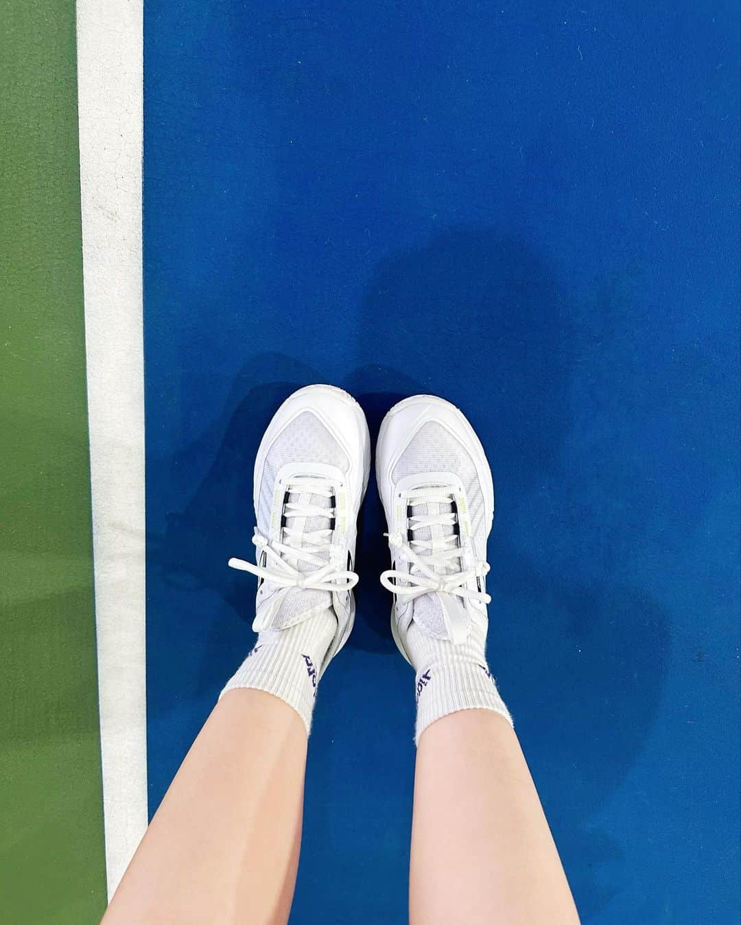 ホン・スアさんのインスタグラム写真 - (ホン・スアInstagram)「좋은 사람들과 🖤 옷이뿌다구 칭찬받았듀아 😛👗🎾 #신상  #diadora #디아도라   누나 사진찍어주기 해준 착한동생들 고마오🥰🫣💕  테니스 잘치시는 스님이랑 커플백ㅋㅋㅋㅋㅋㅋ」9月21日 17時42分 - sooah.hong