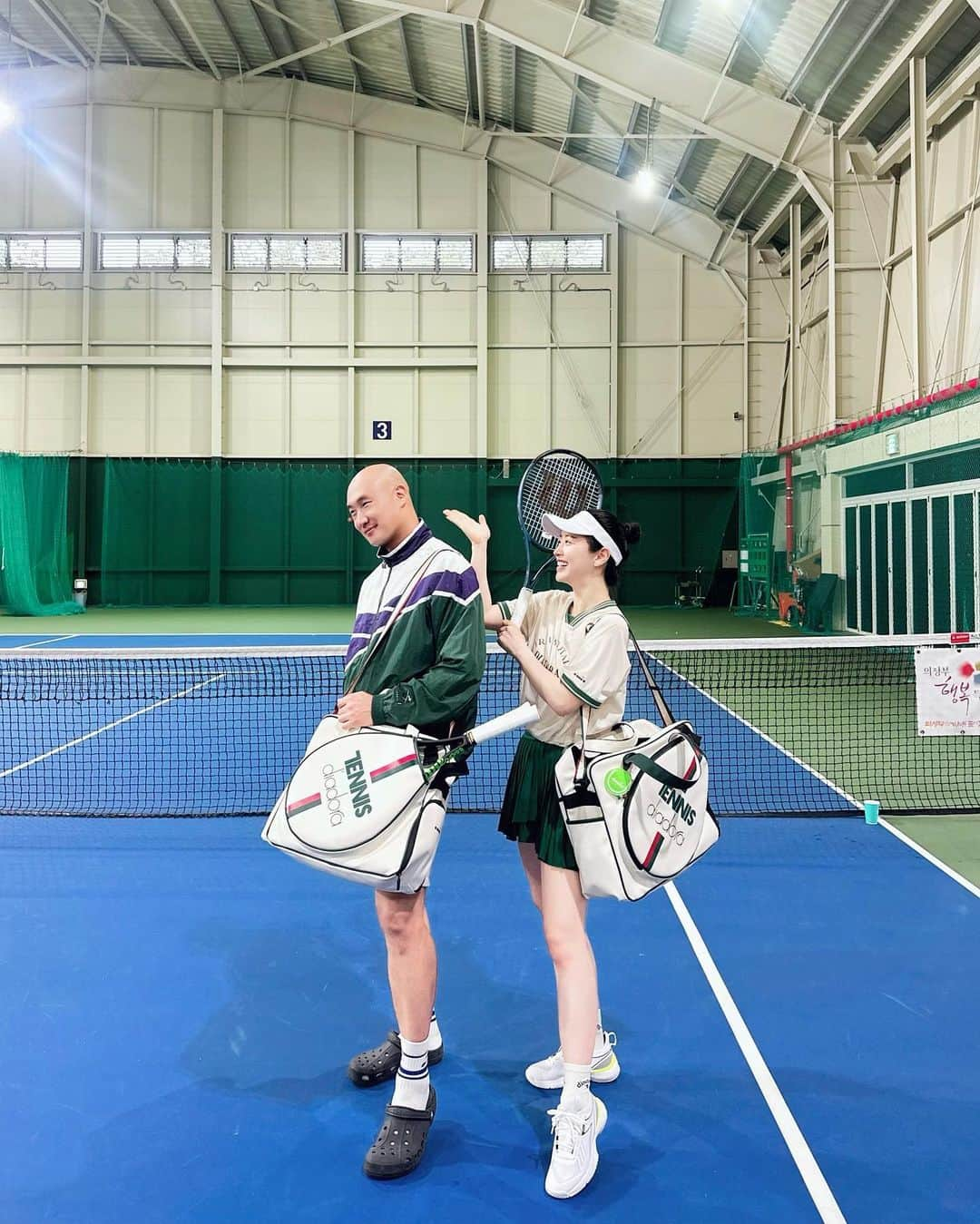 ホン・スアさんのインスタグラム写真 - (ホン・スアInstagram)「좋은 사람들과 🖤 옷이뿌다구 칭찬받았듀아 😛👗🎾 #신상  #diadora #디아도라   누나 사진찍어주기 해준 착한동생들 고마오🥰🫣💕  테니스 잘치시는 스님이랑 커플백ㅋㅋㅋㅋㅋㅋ」9月21日 17時42分 - sooah.hong