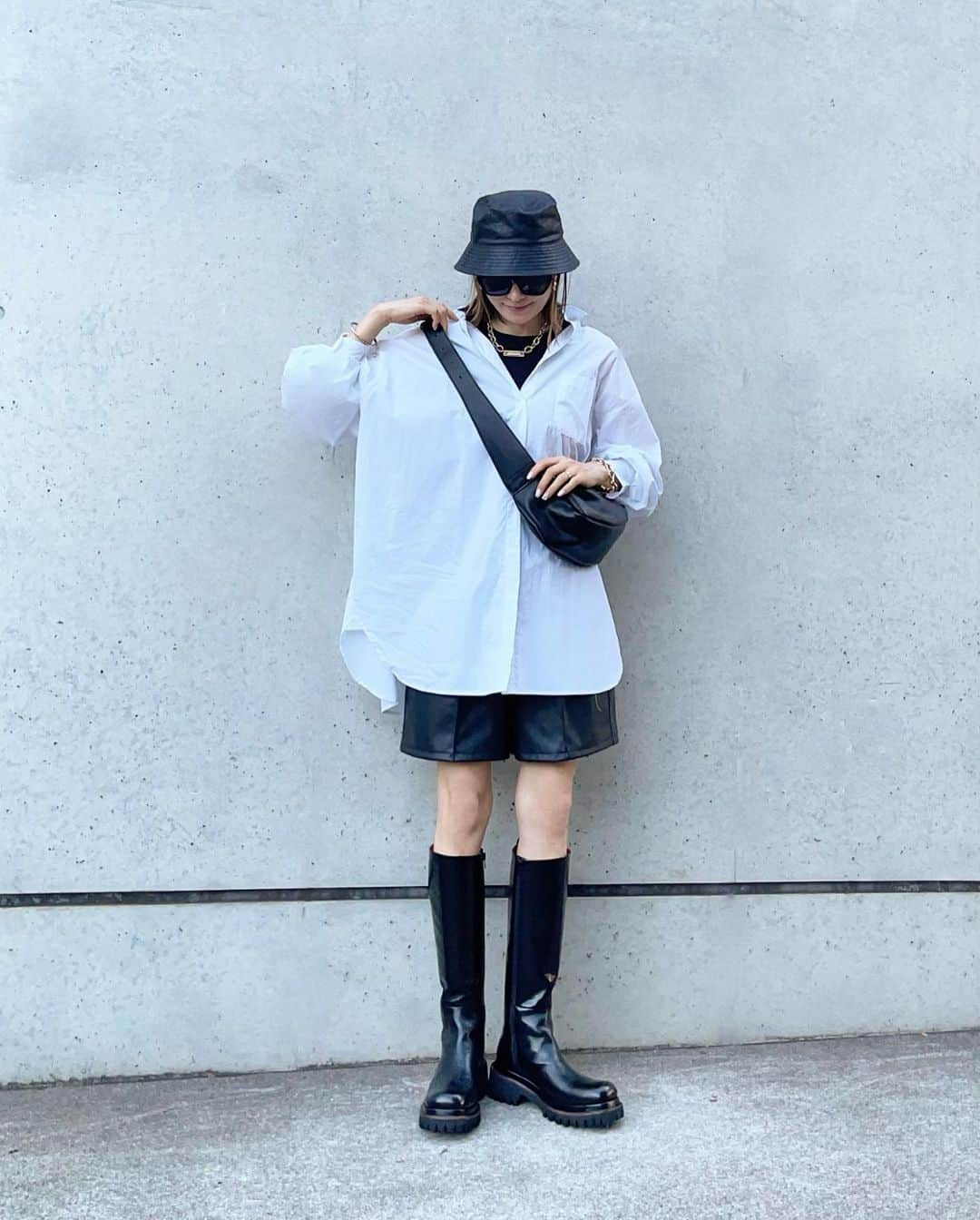 puu326さんのインスタグラム写真 - (puu326Instagram)「𝙶𝚄 #フェイクレザーショートパンツ 着回し🖤  可愛いロングブーツは @manacraftshoes  の♡  スクエアに程よい厚底 中はRedになってるの❤️ 色ちのパープルも可愛かったなぁ💜 9/29(金)から発売だよ〜🫶🏻  bottom… @gu_for_all_  #gu boots…#manacraftshoes   #ジーユーコーデ #ジーユー購入品 #着回しアイテム #ショートパンツコーデ #フェイクレザーパンツ #オーバーサイズ #バケハコーデ #ブーツコーデ #モノトーンコーデ #海外ファッション #高身長コーデ #プチプラ高見えコーデ #プチプラカジュアル#シャツコーデ」9月21日 17時43分 - puu326