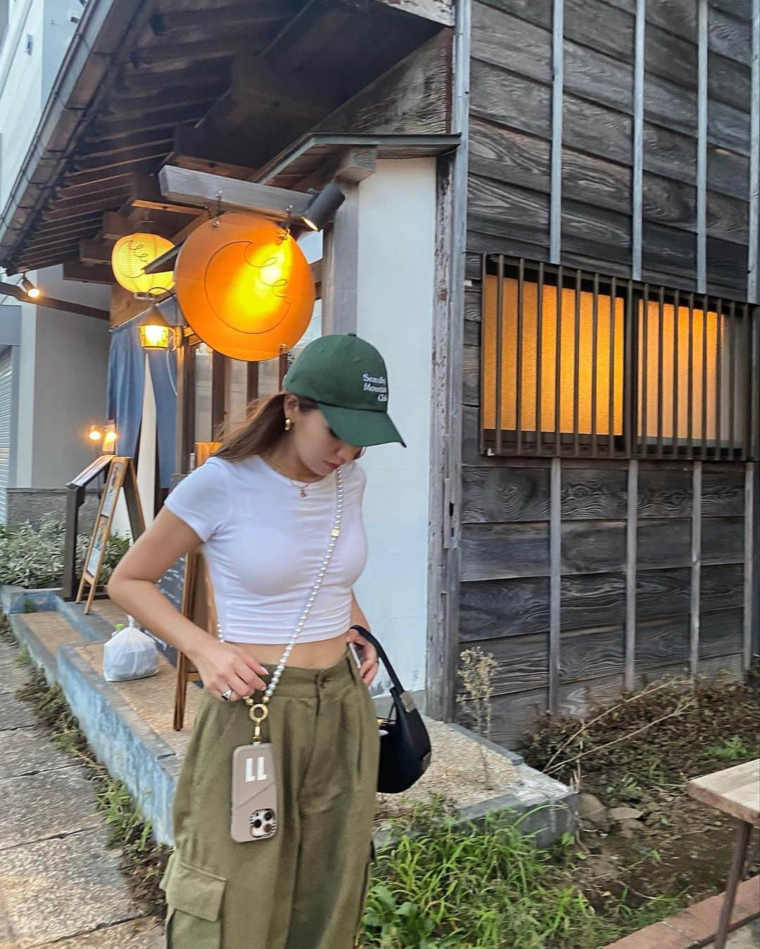 上原歩さんのインスタグラム写真 - (上原歩Instagram)「🪿🪿🪿🌾  夏に後ろ髪引かれつつ 秋冬の準備をすこしつづ  iPhoneケースも🍂秋仕様 @casetify @casetify_jp  90%♻️素材のヴィーガンレザー 本物さながらの風合いです  なんといっても 私のケースへのこだわりは カード収納付き🪪これが最重要 （写真の時はなんとなく気恥ずかしいので抜き取りました）  「iPhoneに登録してないの？」 と時々言われるのですが していないので、必須なのです。w  プロテクションの強いものとも揺れたのですが カード収納付きが無いので 落とさなければいいのだ！と チェーンも揃えました  秋冬は見た目の重暗さも増すので パールチェーンで軽さと明るさを カジュアルな格好も多い私なので 抜け感と少しレディな印象も◎✨  肩にかけていれば落とすこともなく 使いたい時取り出す手間もないので ワタワタしがちな私にもってこいです  お好きな文字も入れられてプレゼントにもおすすめです🫧  プロモーションコード【15AYUMIUEHARA】で15% off🤎是非ご活用ください  ・  _____________________________________________  #CASETiFI #ShowYourColors #iPhone14 #love#life#iPhonecase  #プロモーション#スマホショルダー」9月21日 17時43分 - ayumiuehara