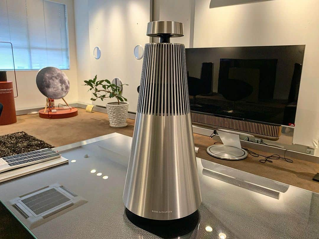 Omotecho Style Storeさんのインスタグラム写真 - (Omotecho Style StoreInstagram)「【Bang & Olufsen（バング&オルフセン）】 Beosound 2 Bang&Olufsenのホームスピーカー。  円錐形のアルミニウム製ボディ。 全方位（360°）に広がるサウンド。 性能に反して操作性はシンプル。  ご自宅にはもちろん、仕事場でも違和感なく使用できる本機。 音質にもきっと満足頂けます。 先ずは店舗にて、一度ご視聴下さい。  #バングアンドオルフセン #ベオサウンド2 #ホームスピーカー #スピーカー #デザイン性 #高音質  #表町スタイルストア #岡山表町 #バングアンドオルフセン岡山  #bangandolufsen #beosound #beosound2 #homespeakers #speaker  #omotechostylestore #okayamaomotecho」9月21日 17時46分 - omotechostylestore