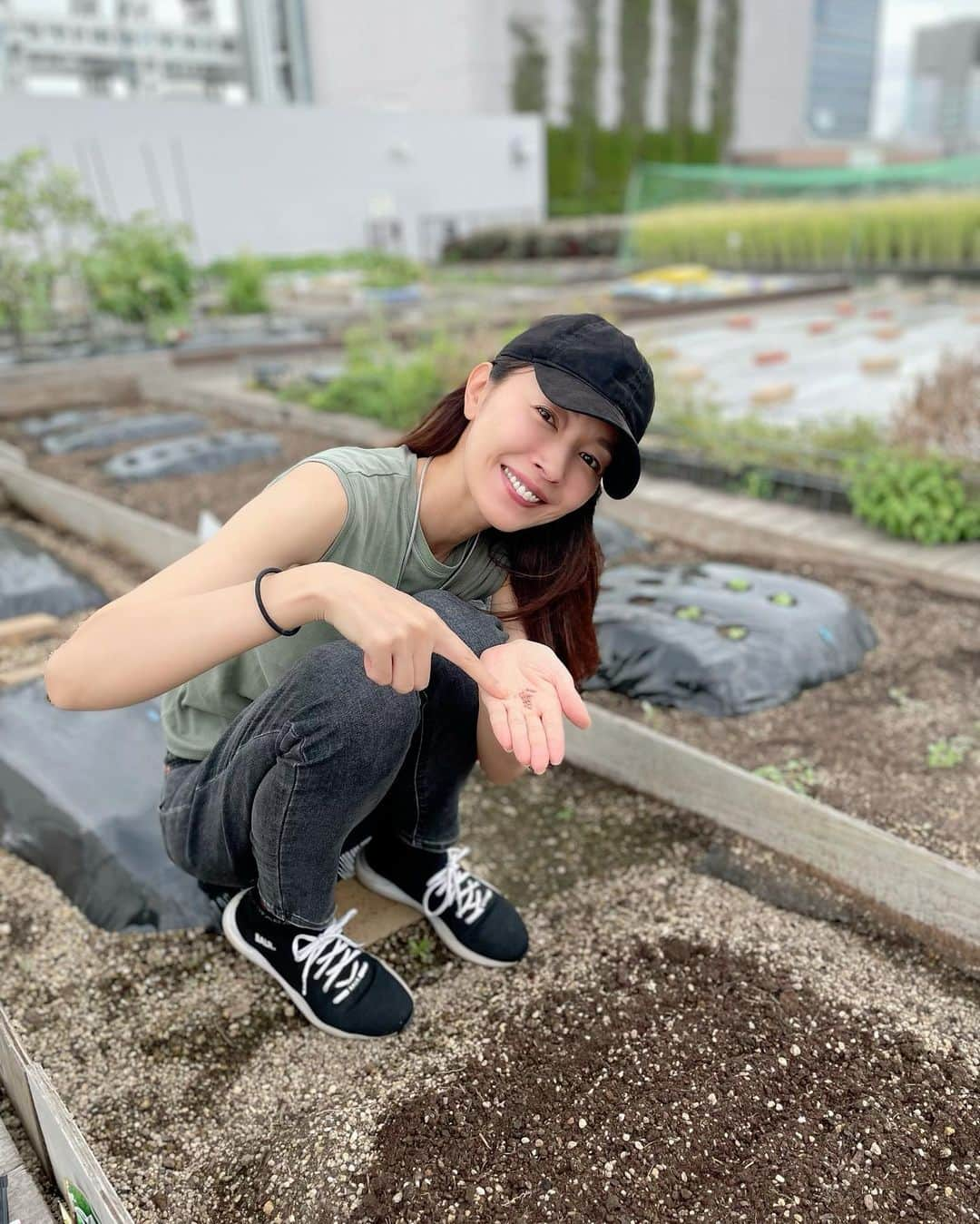 滝沢沙織さんのインスタグラム写真 - (滝沢沙織Instagram)「こんばんは😊✨ 秋のお野菜種蒔き🌱 カブ　二十日大根　春菊　大根など。。。 いっぱい育ってねっ☺️❗️ #滝沢沙織 #都会の農園 @city.farmrooftop  #ダイバーシティ #お野菜種蒔き #秋野菜」9月21日 17時46分 - saori_takizawa.official