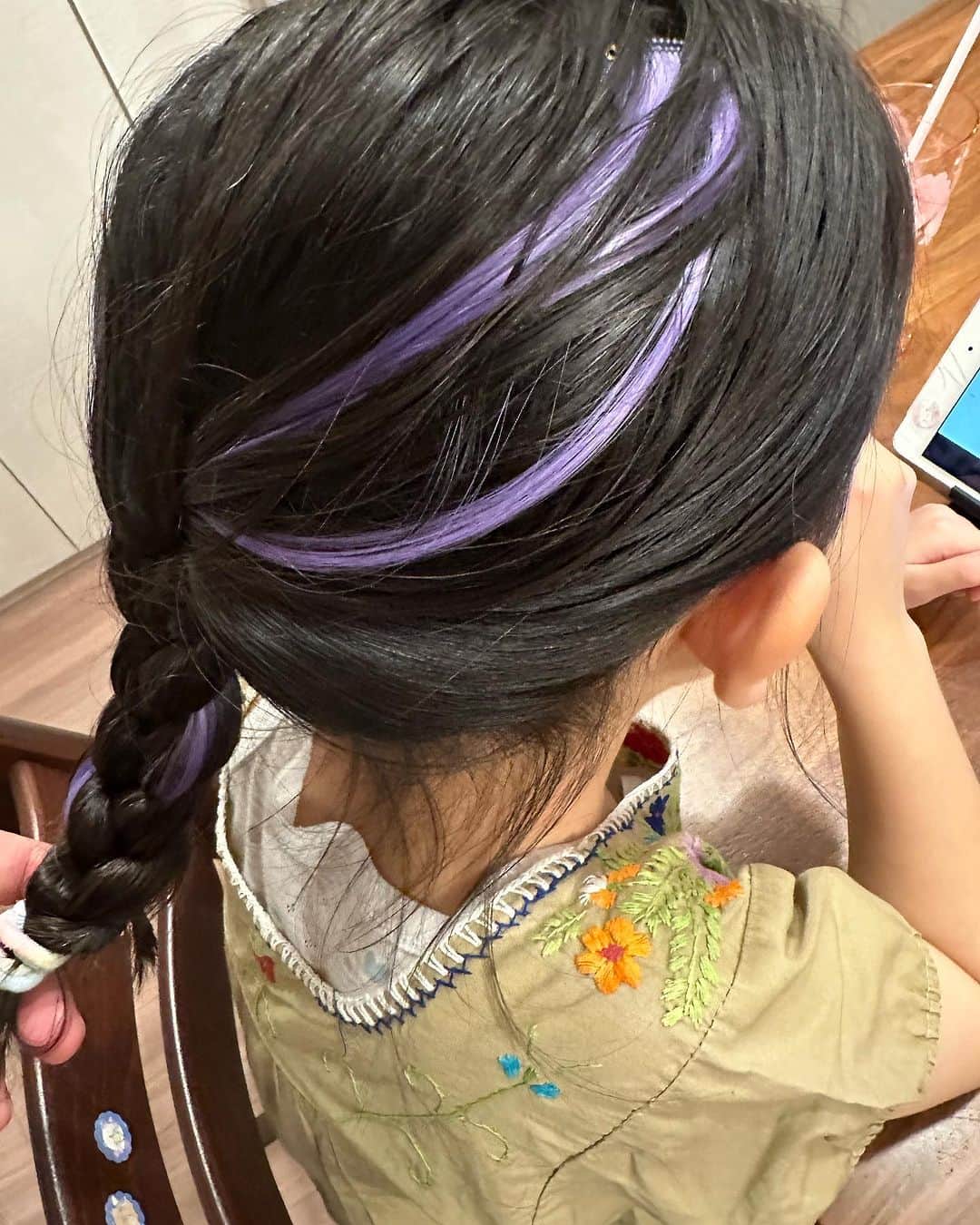 藤原一裕のインスタグラム：「娘の習い事おわり、いつもの帰り道  『パパ、100均でエクステ買ってほしい』  6歳女子の成長に驚きつつも100均というところに可愛さを覚える。  『ママは買って良いって言うてた？』  確認取らないと、娘もろとも怒られる時がある。  『ダメって言ってた』  『ほなアカンのちゃう？』  『でもYouTubeで〇〇ちゃんやってたから欲しいの！』  なるほど、それで知ってるのか。  『買ったら怒られるんちゃう？』  『パパが怒られない方法考えて！』  怒られない方法という表現に吹き出しそうになるも、堪えて答える。  『ママは多分、変なタイミングでエクステつけたいって言いだすだろうからダメって言うんじゃない？』  『どういうこと？』  『幼稚園にしていきたいとか、髪型セットした後にやっぱりエクステつけて！とか、家でだけ付けるならママ怒らないと思うよ』  『、、、、家でだけつける』  『約束できる？』  『できる』  『買いに行こか』  購入後、嬉しさとママに怒られるかもしれないというドキドキが混ざった複雑な顔してた。  『はぁ、買っちゃった〜。怒られるかな？』  『パパの言うこと守ってれば大丈夫やろ』  『それでも怒られたらどうするの？』  どんだけママが怖いねん。でもしっかり子育てしてくれてるなぁと感謝。  『ただいまぁ』  『おかえり』  『これ、家でだけ付けるから買ってもらった』  勇気振り絞って伝えてる小さい背中が印象的。  『、、、エクステ？良かったじゃん！』  覚悟決めて言ってるのが伝わったから優しく受け止めた感じでした。  最大級の笑顔を浮かべ自分の椅子に座り  『パパ、エクステつけて三つ編みにして！ちゃんとエクステ見えるようにしてよ！』  『はいよ』  いつもとちょっと違う帰り道。」
