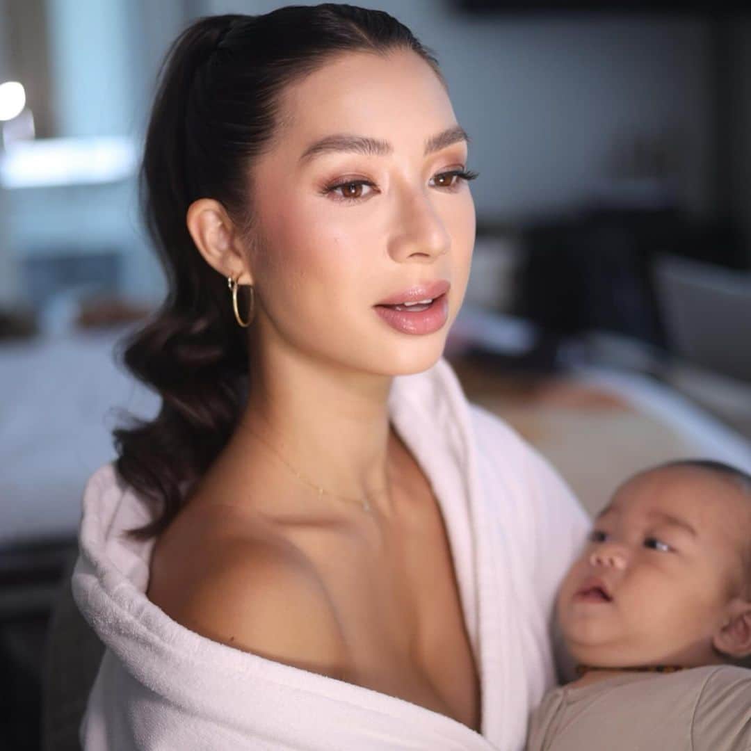 Jennifer Bachdimのインスタグラム：「Make up photos turned into a little Mama and baby photoshoot ❤️ Make up wonderfully done by the gorgeous @vinnagracia ✨ #WorkingMom」