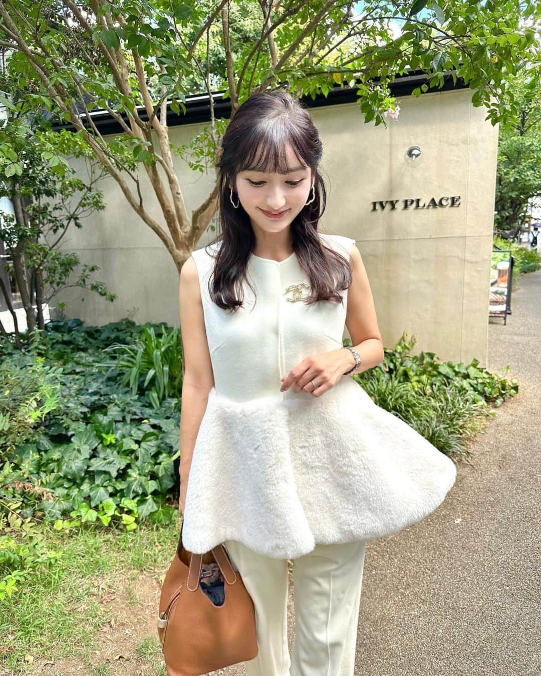 加藤瑠美のインスタグラム：「🐏☁️💭  ペプラムファーリバージレ🤍 今年っぽすぎる…🥹！！ ボリュームのあるファーが可愛いでしょ💭  この日はスクールで行われた娘のお誕生日会に参加してドバイから一時帰国しているお友達とランチできた幸せな日🥞🤍  tops @apuweiser_official #apuweiserriche  pants @emdot_official #emdot  bag @hermes #hermes  #rubi_fashion#오오티디#아웃핏#年子ママ#年子育児#ママコーデ#東京ママ#ファージレ」