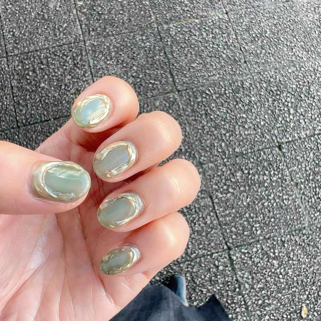 岡部玲子のインスタグラム：「実は今のネイル💅  蹄鉄っぽい感じでございます🏇✨  左手に蹄鉄風🏇 右側はダート風😁？  (@creis_nail )さんに相談しながら さりげなく🏇を感じる秋の始まりネイルに☺️  左手は 芝の上の蹄鉄を連想させるようなデザインだっ😳‼️  秋競馬も始まり ネイルも秋の始まりを感じるものに☺️  小さい秋見つけた💚  こういう幸せって大切💅✨  次のネイルチェンジまで この素敵なネイルに テンションを上げてもらいます☺️  なんだか病気も色々流行しているみたいですね💦  お互い健康第一で過ごしましょう☺️  #岡部玲子 #タレント　#レポーター　#競馬　#競馬キャスター　#競馬ネイル　#馬ネイル　#秋競馬　#小さい秋 #小さい秋見つけた #ネイルチェンジ　#ニューネイル　#nails #nailart #japanese」