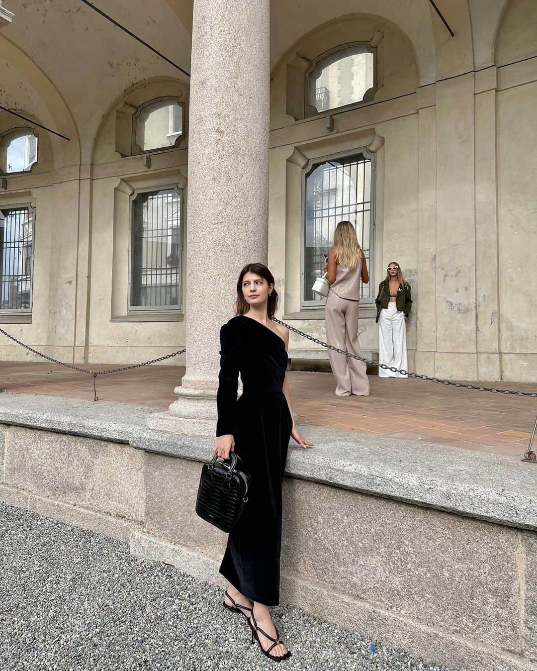 マギーのインスタグラム：「朝イチは @maxmara 🌼🌾 柔らかい空気のなか、 テクスチャーとカラートーンが素敵なショーでした！」