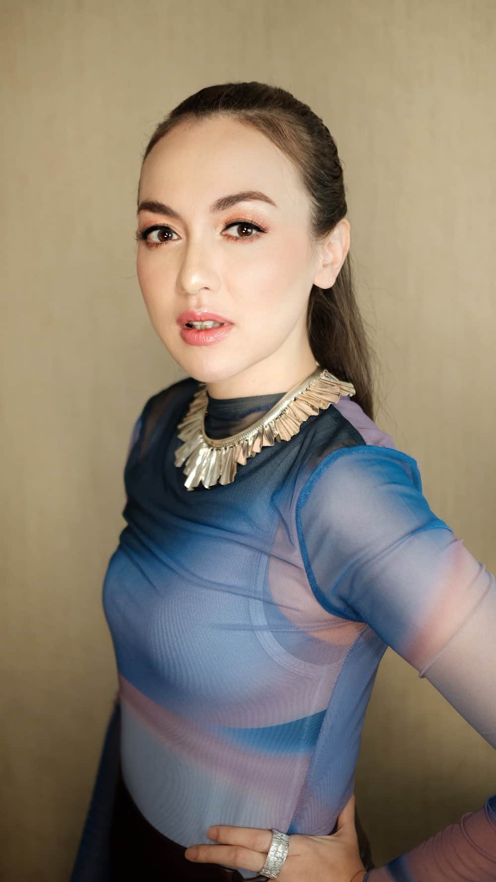 Rianti Cartwrightのインスタグラム：「Terimakasih kak @riantic ❤️✨ dan kak @casalfonso yg bikin ketawa sepanjang makeup 🤣🤣😅😅  Hair @hellen_hairstylist  #makeup #njsmakeup」