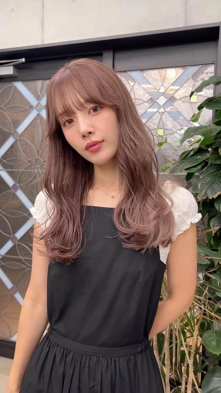 目見田早弥子のインスタグラム：「久々全頭ブリーチしちゃったー！💫🪩💖 暗髪もたくさん褒めてもらえて気に入ってたけど やっぱりハイトーンがテンションあがる🐶🩵 今回はピンクみあるベージュにしてもらいました~~~」