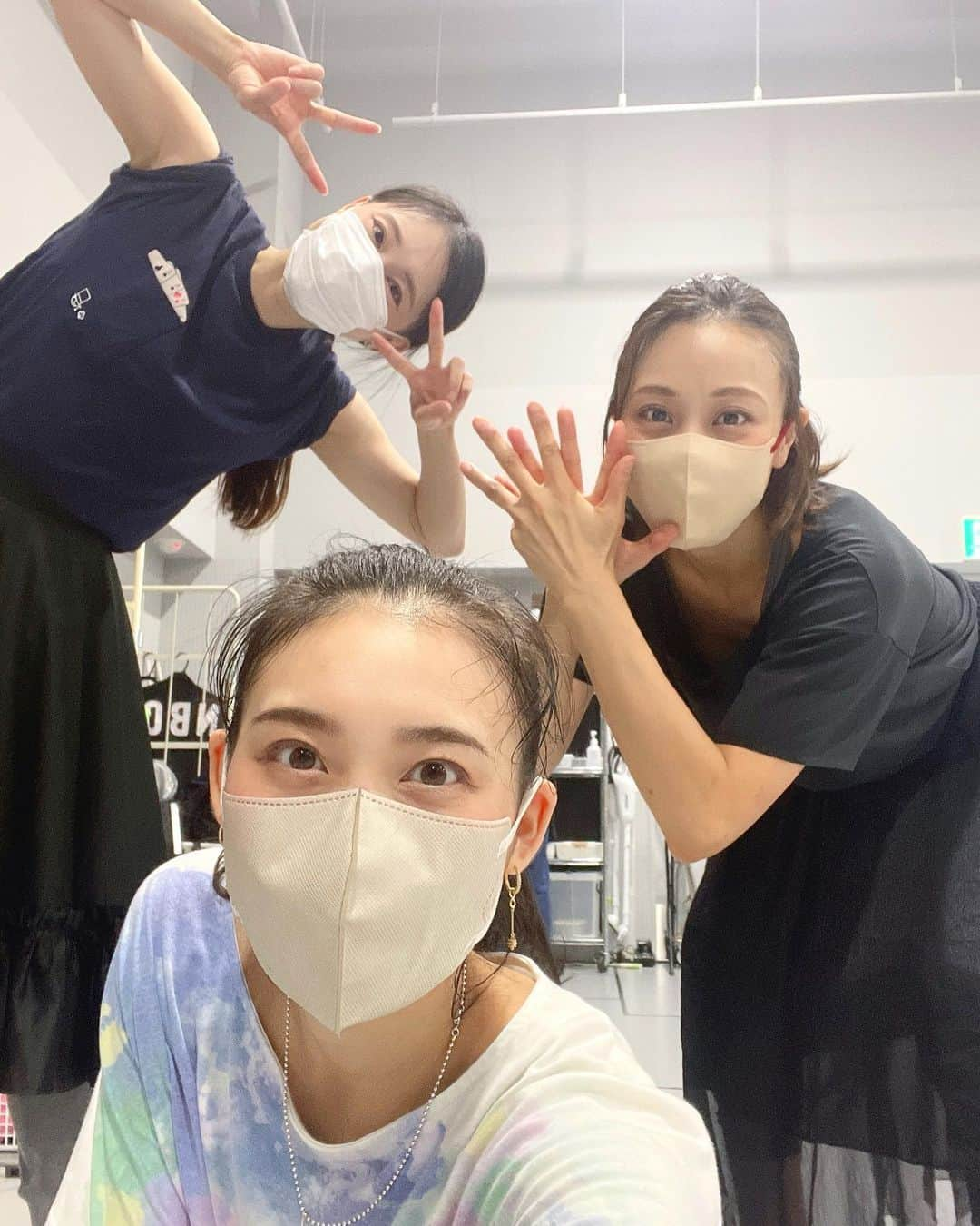 沙月愛奈さんのインスタグラム写真 - (沙月愛奈Instagram)「⁡ ⁡ 今回ご一緒させていただく大好きな皆さま♡ 下級生時代を思い出す🤣 時が経っても変わらないこの関係性、やはり宝塚の素敵なところだなと思います。 ⁡ 毎日、大量の譜面が入ったファイルを持ち歩き、怒涛の振り付けの日々ですが幸せな毎日を過ごしています。 ⁡ あとは、自分の稽古が終わってもひーちゃんと不審に居残り、ただのファンと化しております😂あー、楽しい！ そして、ひーちゃんとのシンメは安心感が半端ない😂 ⁡ 2枚目の写真、この並びも懐かしいの。 『ファントム』の従者、6人中3人がここにいます🤭  #未来優希 さん (はまこさん) #舞風りら さん(まーさん) #牧勢海 さん(ゆきさん) #音月桂 さん(けいさん) #緒月遠麻 さん(キタさん) #真波そら さん(まゆさん) #蓮城まこと (きんぐ) #笙乃茅桜 ちゃん(ひーちゃん) #坂井美乃里 ちゃん(ジジ)  #greatestdream  #元雪組」9月21日 17時54分 - satsuki_aina_ayumi