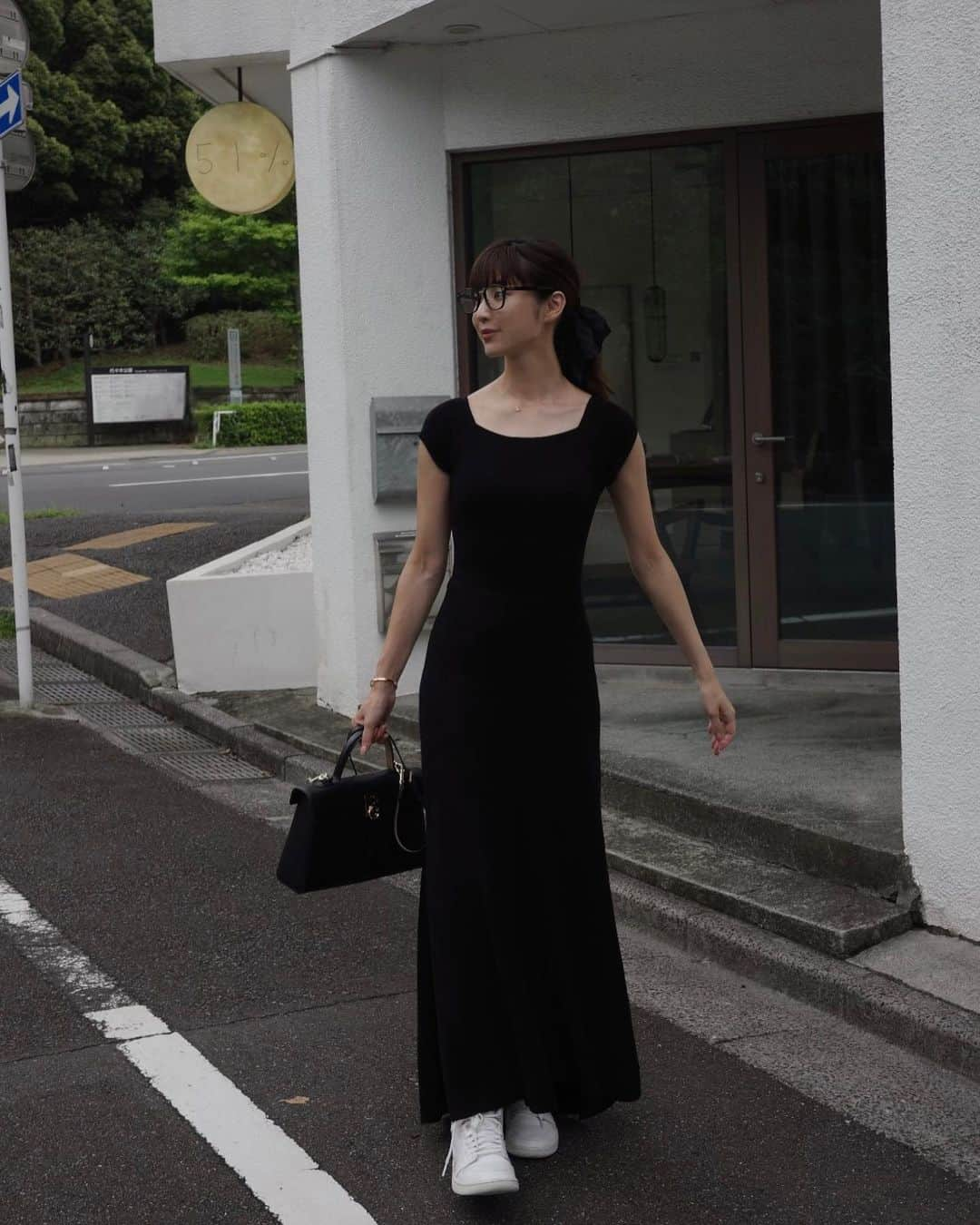 izu（出岡美咲）さんのインスタグラム写真 - (izu（出岡美咲）Instagram)「撮影終わり、ヘアメイクのすーさん @chikasuzuki1 とランチ。  綺麗目ワンピに Air Force👟 のバランスがすごく好き。  大好きなヨヨナムの合え麺食べて、お野菜欲が満たされました。 ついつい暑くて、ビールも飲んじゃった。  東京はまだ日中は湿度がもわっと。 はやくスッキリ涼しくなって欲しいです。  #私服 #私服コーデ #ワンピースコーデ #スニーカーコーデ #大人女子」9月21日 18時05分 - izu_stagram