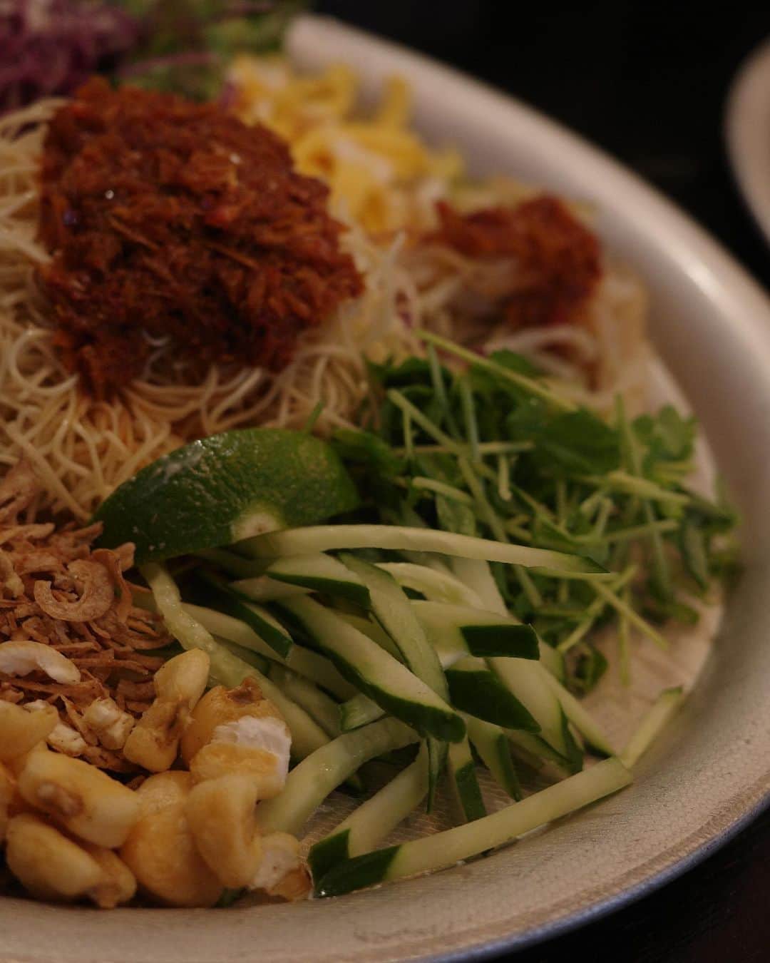 izu（出岡美咲）さんのインスタグラム写真 - (izu（出岡美咲）Instagram)「撮影終わり、ヘアメイクのすーさん @chikasuzuki1 とランチ。  綺麗目ワンピに Air Force👟 のバランスがすごく好き。  大好きなヨヨナムの合え麺食べて、お野菜欲が満たされました。 ついつい暑くて、ビールも飲んじゃった。  東京はまだ日中は湿度がもわっと。 はやくスッキリ涼しくなって欲しいです。  #私服 #私服コーデ #ワンピースコーデ #スニーカーコーデ #大人女子」9月21日 18時05分 - izu_stagram