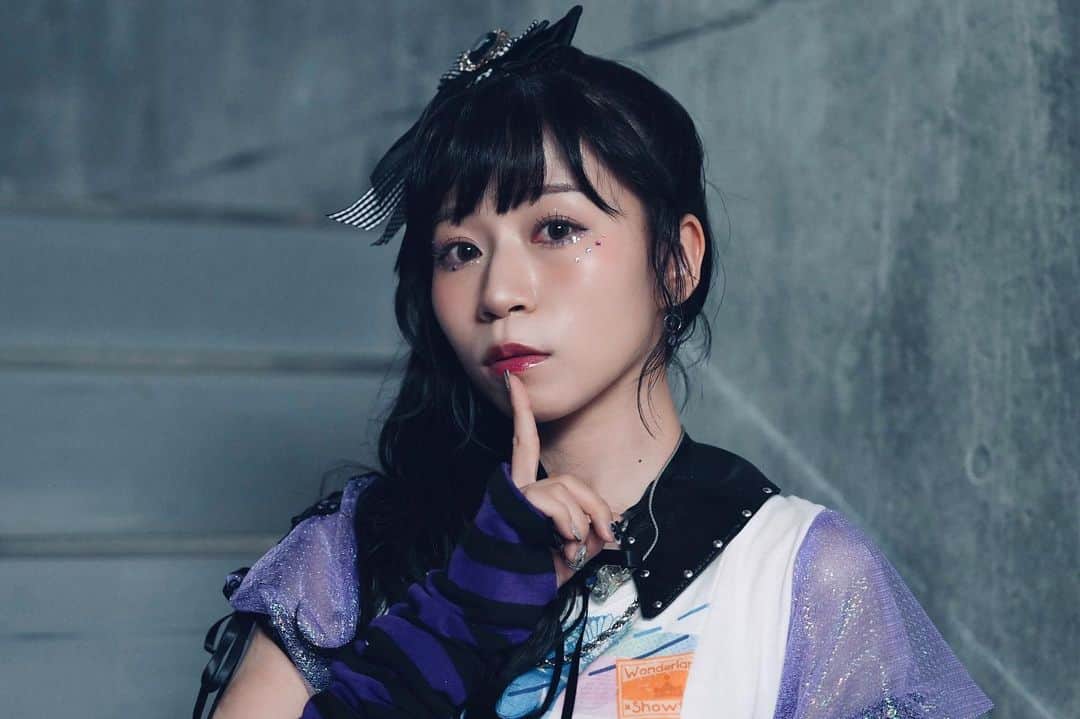 田辺留依のインスタグラム：「Iなんですのイメージに合わせて アイメイクもキラキラ。  髪型もまふゆのイメージ。 エクステでポニーテールは 難しいかな...と思っていたのですが メイクさんに本当に感謝です🥲🤍  ピアスは私物です。 実は小さいハートがついていて 奏の髪色みたいな色なんです。  #プロセカ感謝祭 #makeup」
