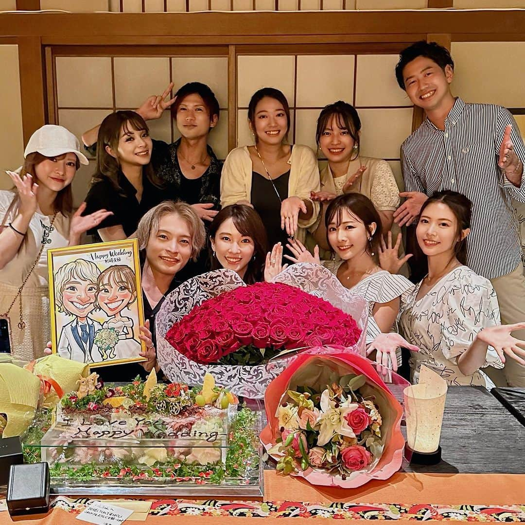 藤原望未のインスタグラム：「夫からのサプライズプロポーズ🌹 写真を見ながら余韻に浸っております☺️  この日は、まさかまさかのサプライズプロポーズに、まさかまさかの大好きな方達が駆けつけてくれて、本っ当に幸せすぎる空間でした🥰  シンディ、りお、ヘラヘラ三銃士まりなさん、メイリアさん、ゆうすけさん。  そして親友のあんちゃん、さよ、てらし。  貴重な時間を割いて来てくれてありがとうございます🥺  人生の大切な瞬間に皆さんが居てくれて、温かく見守ってくれたことが嬉しくて嬉しくて🥹  私にもこんな日が来るなんて...  まだまた未熟ですが、今後とも杉崎夫婦を宜しくお願いします☺️  今回サプライズしてくれた場所は、 とーっても美味しいお料理だけでなく、なんとマジックをしてくれるお店だったの😳❣️  面白かった✨️ またYouTubeにも載せるので見てくれたら嬉しいです！ . . そして、前回の投稿へのコメント、沢山のお祝いメッセージ全て読んでます❣️本当にありがとうございます。  いくつか質問がありましたが...。  実は入籍した時には、しっかりとプロポーズをしてくれていたと言うよりは、2人で話し合って決めた部分が多かったので、今回は入籍からは日が経っていますが、夫が改めてプロポーズをしてくれたのです🥰   #サプライズプロポーズ  #プロポーズ  #結婚  #夫婦  #108本のバラ  #🌹」