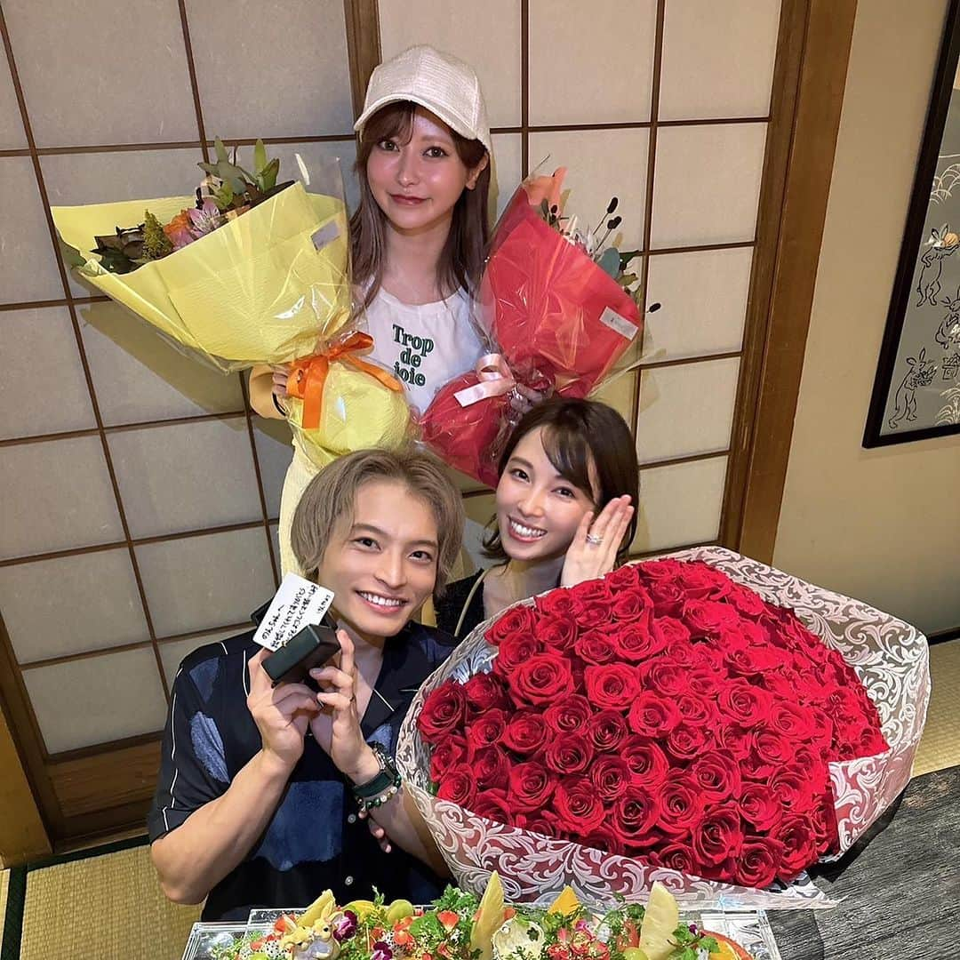 藤原望未さんのインスタグラム写真 - (藤原望未Instagram)「夫からのサプライズプロポーズ🌹 写真を見ながら余韻に浸っております☺️  この日は、まさかまさかのサプライズプロポーズに、まさかまさかの大好きな方達が駆けつけてくれて、本っ当に幸せすぎる空間でした🥰  シンディ、りお、ヘラヘラ三銃士まりなさん、メイリアさん、ゆうすけさん。  そして親友のあんちゃん、さよ、てらし。  貴重な時間を割いて来てくれてありがとうございます🥺  人生の大切な瞬間に皆さんが居てくれて、温かく見守ってくれたことが嬉しくて嬉しくて🥹  私にもこんな日が来るなんて...  まだまた未熟ですが、今後とも杉崎夫婦を宜しくお願いします☺️  今回サプライズしてくれた場所は、 とーっても美味しいお料理だけでなく、なんとマジックをしてくれるお店だったの😳❣️  面白かった✨️ またYouTubeにも載せるので見てくれたら嬉しいです！ . . そして、前回の投稿へのコメント、沢山のお祝いメッセージ全て読んでます❣️本当にありがとうございます。  いくつか質問がありましたが...。  実は入籍した時には、しっかりとプロポーズをしてくれていたと言うよりは、2人で話し合って決めた部分が多かったので、今回は入籍からは日が経っていますが、夫が改めてプロポーズをしてくれたのです🥰   #サプライズプロポーズ  #プロポーズ  #結婚  #夫婦  #108本のバラ  #🌹」9月21日 17時58分 - nozo.mi74