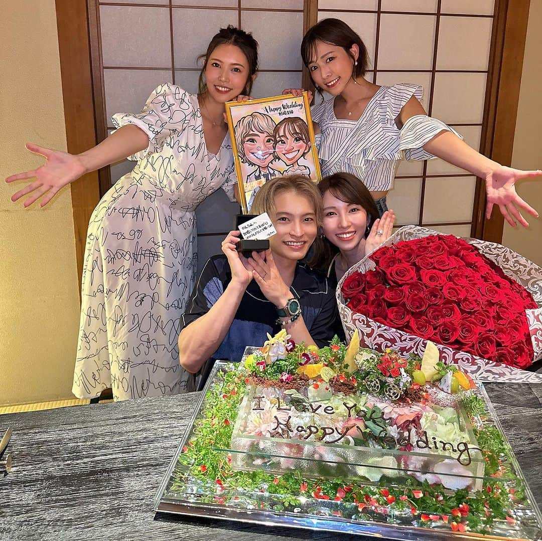 藤原望未さんのインスタグラム写真 - (藤原望未Instagram)「夫からのサプライズプロポーズ🌹 写真を見ながら余韻に浸っております☺️  この日は、まさかまさかのサプライズプロポーズに、まさかまさかの大好きな方達が駆けつけてくれて、本っ当に幸せすぎる空間でした🥰  シンディ、りお、ヘラヘラ三銃士まりなさん、メイリアさん、ゆうすけさん。  そして親友のあんちゃん、さよ、てらし。  貴重な時間を割いて来てくれてありがとうございます🥺  人生の大切な瞬間に皆さんが居てくれて、温かく見守ってくれたことが嬉しくて嬉しくて🥹  私にもこんな日が来るなんて...  まだまた未熟ですが、今後とも杉崎夫婦を宜しくお願いします☺️  今回サプライズしてくれた場所は、 とーっても美味しいお料理だけでなく、なんとマジックをしてくれるお店だったの😳❣️  面白かった✨️ またYouTubeにも載せるので見てくれたら嬉しいです！ . . そして、前回の投稿へのコメント、沢山のお祝いメッセージ全て読んでます❣️本当にありがとうございます。  いくつか質問がありましたが...。  実は入籍した時には、しっかりとプロポーズをしてくれていたと言うよりは、2人で話し合って決めた部分が多かったので、今回は入籍からは日が経っていますが、夫が改めてプロポーズをしてくれたのです🥰   #サプライズプロポーズ  #プロポーズ  #結婚  #夫婦  #108本のバラ  #🌹」9月21日 17時58分 - nozo.mi74