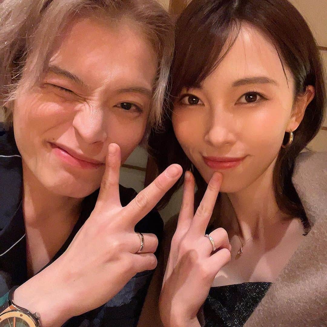 藤原望未さんのインスタグラム写真 - (藤原望未Instagram)「夫からのサプライズプロポーズ🌹 写真を見ながら余韻に浸っております☺️  この日は、まさかまさかのサプライズプロポーズに、まさかまさかの大好きな方達が駆けつけてくれて、本っ当に幸せすぎる空間でした🥰  シンディ、りお、ヘラヘラ三銃士まりなさん、メイリアさん、ゆうすけさん。  そして親友のあんちゃん、さよ、てらし。  貴重な時間を割いて来てくれてありがとうございます🥺  人生の大切な瞬間に皆さんが居てくれて、温かく見守ってくれたことが嬉しくて嬉しくて🥹  私にもこんな日が来るなんて...  まだまた未熟ですが、今後とも杉崎夫婦を宜しくお願いします☺️  今回サプライズしてくれた場所は、 とーっても美味しいお料理だけでなく、なんとマジックをしてくれるお店だったの😳❣️  面白かった✨️ またYouTubeにも載せるので見てくれたら嬉しいです！ . . そして、前回の投稿へのコメント、沢山のお祝いメッセージ全て読んでます❣️本当にありがとうございます。  いくつか質問がありましたが...。  実は入籍した時には、しっかりとプロポーズをしてくれていたと言うよりは、2人で話し合って決めた部分が多かったので、今回は入籍からは日が経っていますが、夫が改めてプロポーズをしてくれたのです🥰   #サプライズプロポーズ  #プロポーズ  #結婚  #夫婦  #108本のバラ  #🌹」9月21日 17時58分 - nozo.mi74