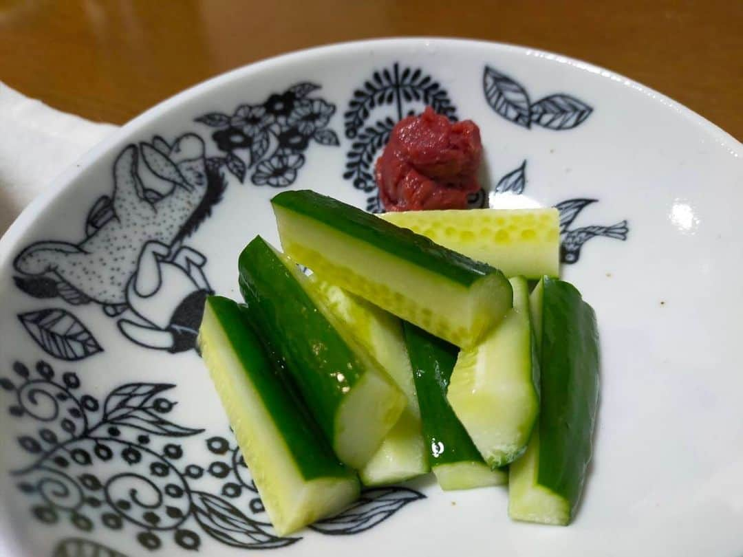 大河壮太さんのインスタグラム写真 - (大河壮太Instagram)「夕ご飯  冷麺、ローストビーフ、きゅうりの梅肉ぞえ  全部簡単！ ローストビーフ中まで熱入れすぎた…  #夫婦飯 #宮城 #仙台 #移住 #お野菜太郎」9月21日 17時58分 - 0831taro