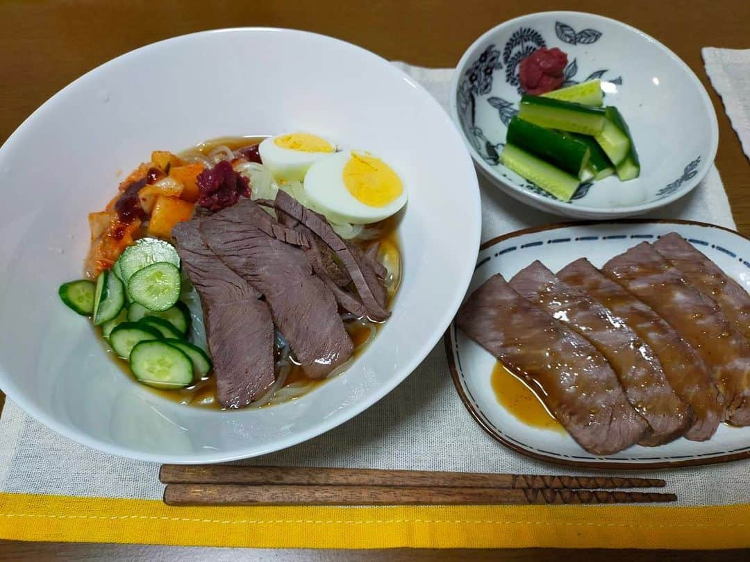 大河壮太のインスタグラム：「夕ご飯  冷麺、ローストビーフ、きゅうりの梅肉ぞえ  全部簡単！ ローストビーフ中まで熱入れすぎた…  #夫婦飯 #宮城 #仙台 #移住 #お野菜太郎」