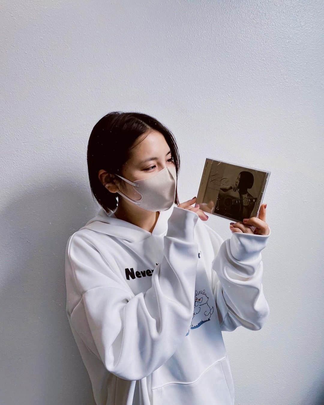 阿部真央のインスタグラム：「『Acoustic -Self Cover Album-』ゲットして下さった皆さんありがとう！ みんなで朝から夜まで、たくさんの想いを詰め込んで作りました！ 素敵な1枚になったのでいっぱい聴いて下さいね☺️✨  #阿部真央 #あべま」
