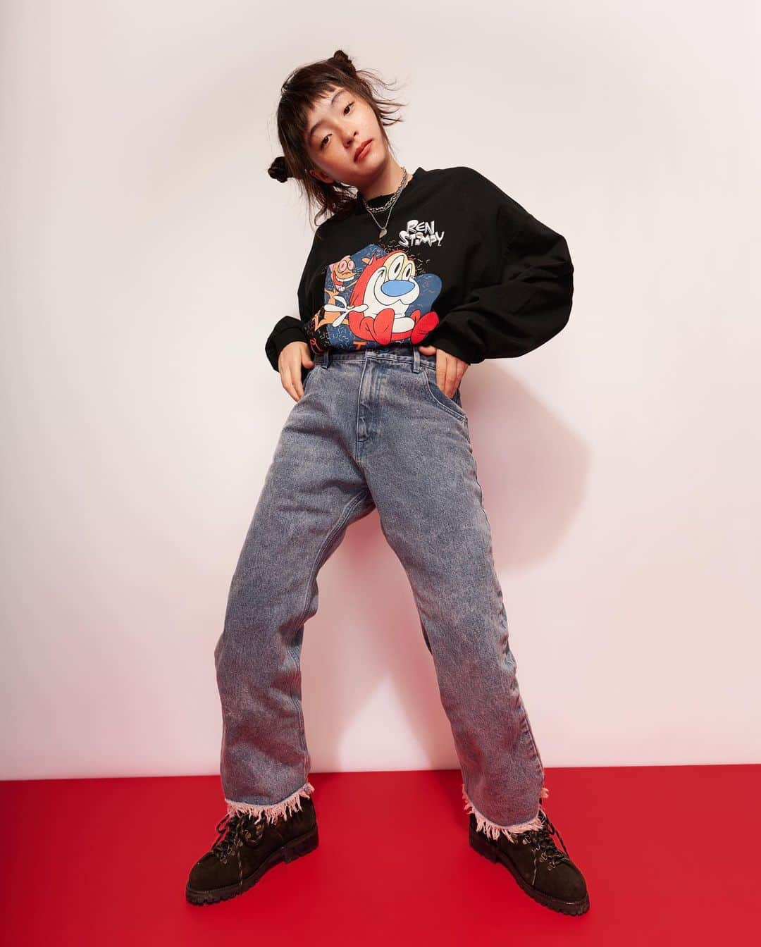 Little Sunny Biteさんのインスタグラム写真 - (Little Sunny BiteInstagram)「little sunny bite 久々のdenim and me collection💙  90年代ニコロデオンで放送されていたアニメ''レンアンドスティンピー’’ その当時好きだったミューズが、レンアンドスティンピーのトップスをルーズなボトムやデニムと合わせているのを見て真似した記憶を辿り、そのスタイルぽくなれるコレクションになりました🫶  オリジナルでカラーリングした加工デニムとステッチカラーが可愛いリトルサニーバイトらしいデニムコレクション。 何にでも合わせやすい主役デニムでスタイリングを楽しんでみてください✨  #littlesunnybite #denim #japandenim #fashion #harajuku」9月21日 17時59分 - littlesunnybiteyoppy