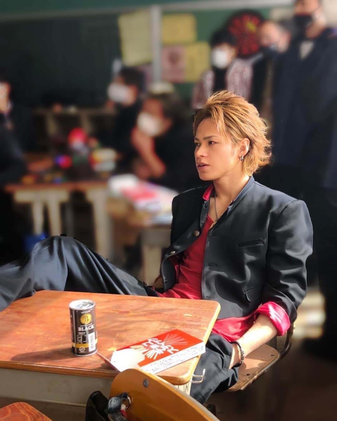 上田竜也さんのインスタグラム写真 - (上田竜也Instagram)「GAME『上田たちの夜』  男と高級ホテル朝食を食べた後 貴方はだんだんその男の事が気になる存在に。  部屋に戻り 男の事を考えていたら お腹も満たされウトウト眠りに…。  すると夢を見た。  貴方は学生。 少し荒れた学校ではあるが 貴方は一生懸命に勉強している。  すると後ろの男が話しかけてきた。  なぁ これから単車で海まで流すんだけど 一緒にいかねー？  さぁ なんと答える？  1 何バカな事言ってるの？授業中だよ？  2 うん！ たまにはいいよね！ 行きたい！  3 これは！夢！夢よ！騙されるな！起きろ私！  #1を選んだ貴方 #ふーん。おもしれー女… #と言われ #興味をもたれるが #そのまま何事もなく授業は終わり #自然と目が覚めた #誰か部屋に人がいた気配がするが…  #嫌な予感がした貴方は詮索するのは止めて #FinalStepへ  #2を選んだ貴方 #しっかりつかまっとけよ #と言われそのまま海へ（2枚目） #貴方は永遠に眠っていたいと思い #いつまでたっても起きられずにいた #バイクデート中 #貴方は興奮のあまり大量の鼻血をだす #夢だからいいかと放っておいたら  #実際は #現実世界で寝てる所を男に刺されており #気づかずそのまま #失血死 #バッドエンド  #3を選んだ貴方 #無理やり目が覚めた貴方 #起きたら男が貴方を見つめていた #（3枚目） #男はいきなり大きく息を吸い始め #貴方はみるみる男の鼻の穴に吸い込まれ #屈辱のバッドエンド」9月21日 18時00分 - tatsuya.ueda_kt