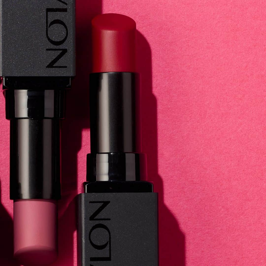 revlon japanのインスタグラム：「🌈💄新作『ふわっとマットリップ』7色展開1️⃣ レブロンの新作マットリップは、落ちにくいのにエアリーで軽い着け心地💕 指でぼかしてポンポン塗りをすると、トレンドのふっくらリップに💋  左から  ・008 THAT GIRL(ザット ガール) 魅惑のささやき モーヴピンク🧁青み系カラー💕  ・016 BREAD WINNER(ブレッドウィナー) 自信に満ちた 濃密ディープレッド❤️ぼかし塗りにも◎  ブルべさんに特におすすめカラーです😘  -------------------- レブロン カラーステイ スウェードインク リップスティック 全7色 各1,760円（税込） --------------------- 2023年9月下旬より一部の店舗およびレブロン公式オンラインストア（楽天、Yahoo!ショッピング）、Amazon、アットコスメショッピング、Qoo10にて順次発売。 ※一部店舗では取り扱いの時期が異なる場合がございます。  #レブロン #REVLON #レブロンリップ  #マットリップ #レブロンカラーステイスウェードインクリップスティック #ふわマット #荒れないリップ #落ちないリップ #ピンクリップ #ブラウンリップ #赤リップ #リップメイク #新作コスメ #秋メイク #冬メイク #イエベメイク #ブルべメイク」