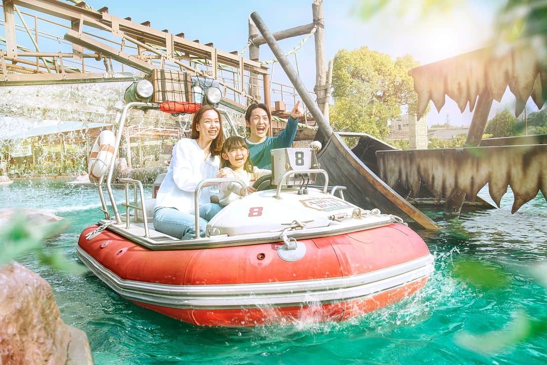 鈴鹿サーキット【公式】のインスタグラム：「ボートの操縦にチャレンジ！⚓  「アドベンボート フロンティア」は鈴鹿サーキットパークで唯一の水上アトラクション⛵  滝のカーテンなど、7つの難所をクリアしながら、パワーリングを見つけてボートのエネルギーをチャージしよう！   #鈴鹿サーキットパーク #テーマパーク　 #遊園地 #東海 #三重県 #鈴鹿市 #子どもとお出かけ #家族でお出かけ #赤ちゃんとおでかけ #鈴鹿サーキット」