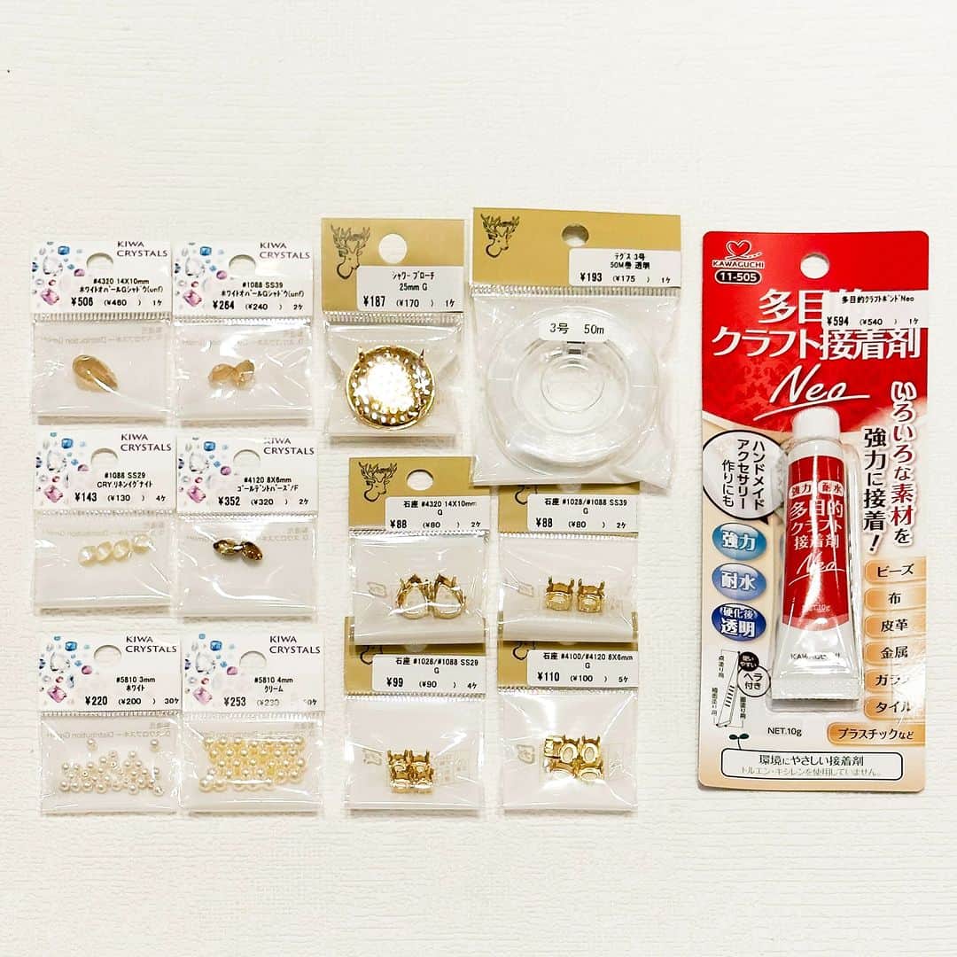 貴和製作所 公式さんのインスタグラム写真 - (貴和製作所 公式Instagram)「【スタッフ作品】コレットマーレみなとみらい店(@kiwa_colette)   ⁡ 新色の貴和クリスタル「ホワイトオパール･ゴールデンシャドウ」を使用したブローチのご紹介です💁‍♀️   ⁡「ホワイトオパール･ゴールデンシャドウ」は柔らかな色合いが特徴的なクリスタル。  色味が際立つよう、同系のクリスタルとパールを組み合わせて華やかなブローチに仕上げました💕   ⁡シャワー型のブローチ土台に、テグスで巻きつけて接着剤で留めるだけなので、初心者の方でも製作していただけます！ ⁡   オールシーズン活躍するブローチをぜひ製作してみてくださいね😊✨ ⁡ ⁡   【材料】  ●貴和クリスタル # 4320 14×10mm ホワイトオパール Gシャドウ(unf)…1ヶ(1袋)  ●貴和クリスタル # 1088 SS39 ホワイトオパール Gシャドウ(unf)…1ヶ(1袋)  ●貴和クリスタル # 1088 SS29 CRY.リネンイグナイト...1ヶ(1袋)  ●貴和クリスタル # 4120 8×6mm ゴールデントパーズ/F…1ヶ(1袋)  ●貴和クリスタル # 5810 3mm ホワイト…19ヶ(1袋)  ●貴和クリスタル # 5810 4mm クリーム...12ヶ(1袋)  ●シャワー ブローチ 25mm G…1ヶ(1袋)  ●石座 # 4320 14×10mm G...1ヶ(1袋)  ●石座 # 1028/# 1088 SS39 G...1ヶ(1袋)  ●石座 # 1028/# 1088 SS29 G...1ヶ(1袋)  ●石座 # 4100/# 4120 8×6mm G...1ヶ(1袋)  ●テグス3号 50m巻 透明...1m(1袋)  ●多目的クラフトボンドNeo…適量(1本) ⁡   ━━━━━━━━━━━━━━━ ⁡ スタッフ独自のアレンジ作品のため、レシピや材料表はございません。 ⁡ こちらに頂きましたコメントには返信いたしかねます。ご了承ください。 ⁡ 店舗（オンラインストア含む）により取り扱い商品が異なりますのでご了承ください。 ⁡ 時間を短縮しての営業をさせていただいている店舗がございます。詳しくはウェブサイトでご確認くださいませ。 ⁡ ━━━━━━━━━━━━━━━━ ⁡ #公式貴和製作所コレットマーレ店 #公式貴和製作所スタッフアレンジ #貴和製作所 #貴和製作所のパーツ #アクセサリー #accessories #accessory #handmade #ハンドメイドアクセサリー #ハンドメイドパーツ #ハンドメイド素材 #ハンドメイド材料 #貴和クリスタル #kiwacrystals #新色発売 #ビジューブローチ #ブローチ #ブローチ作り #アクセサリー初心者 #オールシーズン」9月21日 18時00分 - kiwaseisakujo
