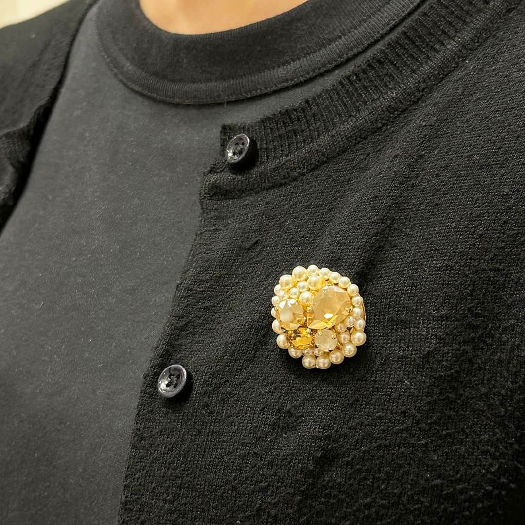 貴和製作所 公式さんのインスタグラム写真 - (貴和製作所 公式Instagram)「【スタッフ作品】コレットマーレみなとみらい店(@kiwa_colette)   ⁡ 新色の貴和クリスタル「ホワイトオパール･ゴールデンシャドウ」を使用したブローチのご紹介です💁‍♀️   ⁡「ホワイトオパール･ゴールデンシャドウ」は柔らかな色合いが特徴的なクリスタル。  色味が際立つよう、同系のクリスタルとパールを組み合わせて華やかなブローチに仕上げました💕   ⁡シャワー型のブローチ土台に、テグスで巻きつけて接着剤で留めるだけなので、初心者の方でも製作していただけます！ ⁡   オールシーズン活躍するブローチをぜひ製作してみてくださいね😊✨ ⁡ ⁡   【材料】  ●貴和クリスタル # 4320 14×10mm ホワイトオパール Gシャドウ(unf)…1ヶ(1袋)  ●貴和クリスタル # 1088 SS39 ホワイトオパール Gシャドウ(unf)…1ヶ(1袋)  ●貴和クリスタル # 1088 SS29 CRY.リネンイグナイト...1ヶ(1袋)  ●貴和クリスタル # 4120 8×6mm ゴールデントパーズ/F…1ヶ(1袋)  ●貴和クリスタル # 5810 3mm ホワイト…19ヶ(1袋)  ●貴和クリスタル # 5810 4mm クリーム...12ヶ(1袋)  ●シャワー ブローチ 25mm G…1ヶ(1袋)  ●石座 # 4320 14×10mm G...1ヶ(1袋)  ●石座 # 1028/# 1088 SS39 G...1ヶ(1袋)  ●石座 # 1028/# 1088 SS29 G...1ヶ(1袋)  ●石座 # 4100/# 4120 8×6mm G...1ヶ(1袋)  ●テグス3号 50m巻 透明...1m(1袋)  ●多目的クラフトボンドNeo…適量(1本) ⁡   ━━━━━━━━━━━━━━━ ⁡ スタッフ独自のアレンジ作品のため、レシピや材料表はございません。 ⁡ こちらに頂きましたコメントには返信いたしかねます。ご了承ください。 ⁡ 店舗（オンラインストア含む）により取り扱い商品が異なりますのでご了承ください。 ⁡ 時間を短縮しての営業をさせていただいている店舗がございます。詳しくはウェブサイトでご確認くださいませ。 ⁡ ━━━━━━━━━━━━━━━━ ⁡ #公式貴和製作所コレットマーレ店 #公式貴和製作所スタッフアレンジ #貴和製作所 #貴和製作所のパーツ #アクセサリー #accessories #accessory #handmade #ハンドメイドアクセサリー #ハンドメイドパーツ #ハンドメイド素材 #ハンドメイド材料 #貴和クリスタル #kiwacrystals #新色発売 #ビジューブローチ #ブローチ #ブローチ作り #アクセサリー初心者 #オールシーズン」9月21日 18時00分 - kiwaseisakujo