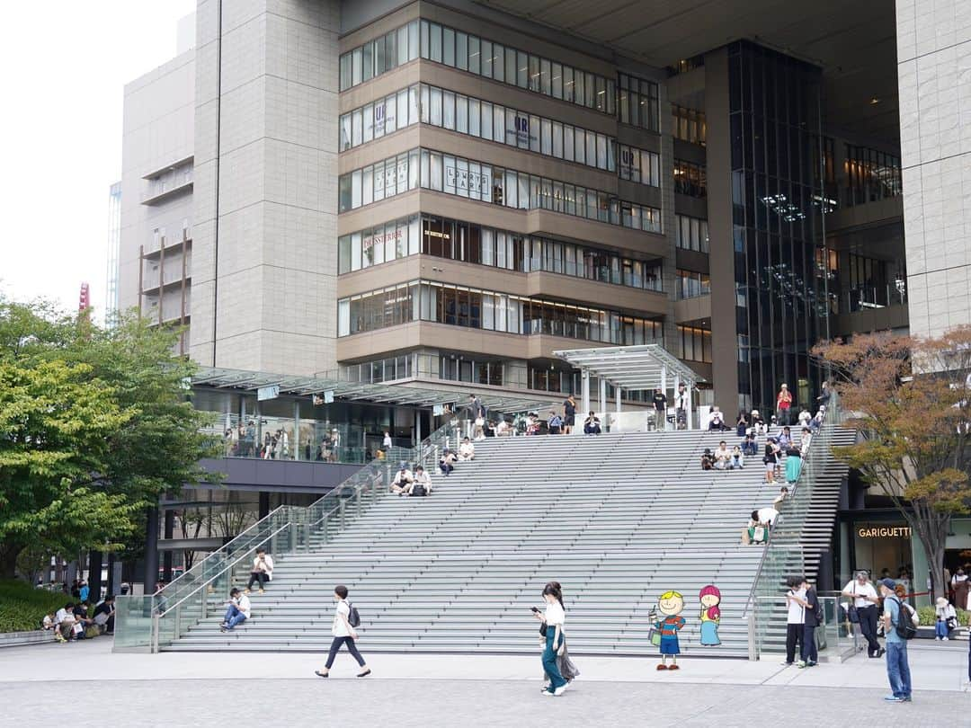 Osaka Bob（大阪観光局公式キャラクター）のインスタグラム：「Surrounded by tall buildings, 'Umekita Plaza' is a lush oasis 🏙️🌳. There are fountains, benches, art, shops, and places to eat, making it a great place to take a break in the city. The evening, especially during sunset, is a recommended time to visit. 🌆   高層ビル群に囲まれた緑豊かなオアシス「うめきた広場」🏙️🌳 噴水やベンチ、アート、ショップ、飲食店があり都会の息抜きが楽しめるで！ 夕焼けの時間帯がオススメやわ🌆  —————————————————————  #maido #withOsakaBob #OSAKA #osakatrip #japan #nihon #OsakaJapan #大坂 #오사카 #大阪 #Оsака #Осака #โอซาก้า #大阪観光 #sightseeing #Osakatravel #Osakajepang #traveljepang #osakatravel #osakatrip #うめきた広場"」