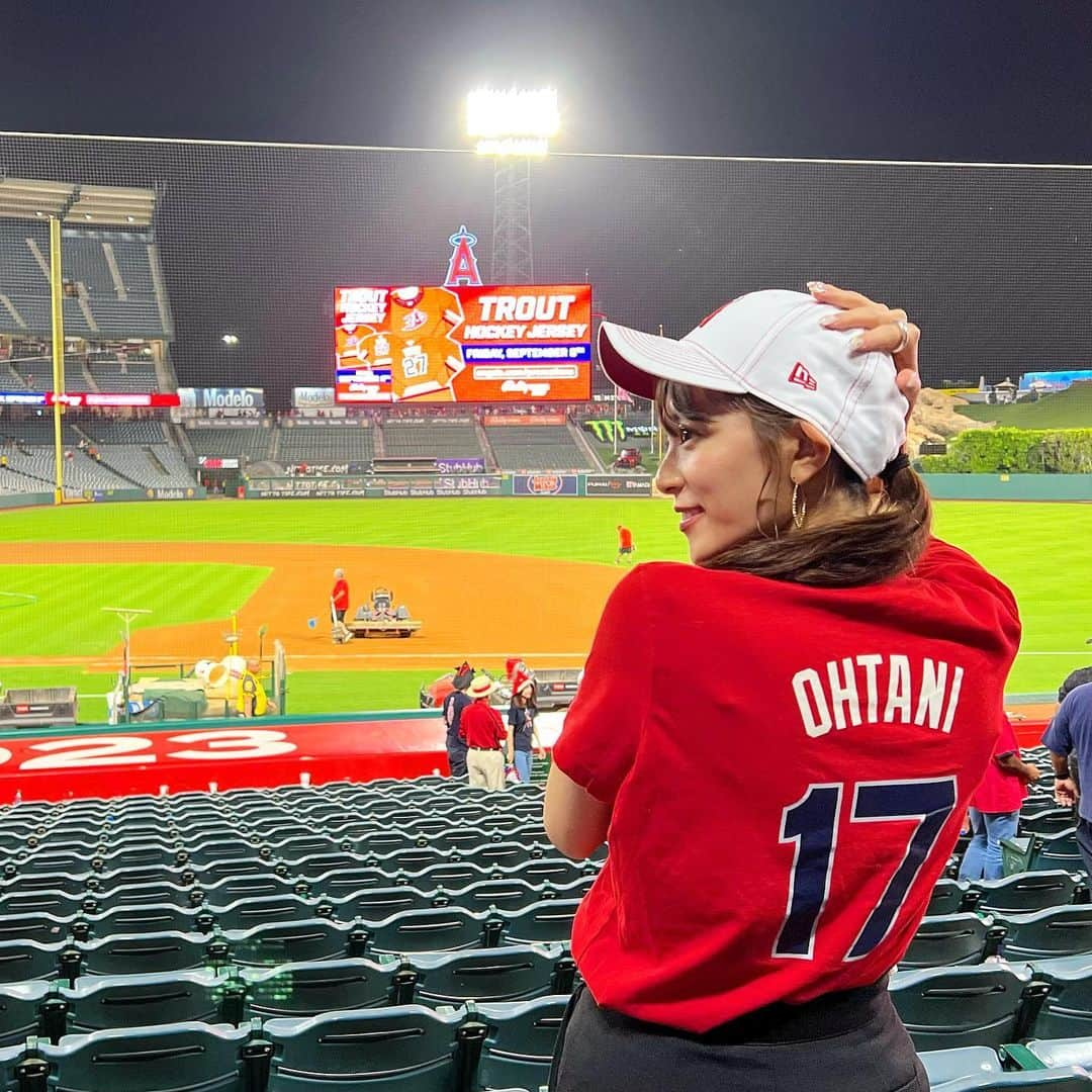 三谷紬さんのインスタグラム写真 - (三谷紬Instagram)「⚾️🏟️ LA3日目はエンゼルスの応援に！ ミーハーですが大谷選手を観たくて行きました。 試合直前はグッズに並びすぎて試合開始に間に合わない なんて情報を得ていたので グッズ売り場のオープンと同時に買い物を。 大谷選手のTシャツやお土産などをたくさん購入！！ 試合のある夜までアウトレットなどで時間を潰して 試合開始３０分前！いざ入場列へ！！ とその時突然日本からの連絡がたくさん来ました… え、何事？と思って開いてみると 「つむちゃん…ついてないね…」と。 全身エンゼルスのフル装備で意気揚々としていた私たちは 一瞬にして静かになりました… 『大谷選手脇腹痛により欠場』 正直エンゼルススタジアムは大谷選手を一眼見たい 日本人の観光客で溢れていました。 我々はスタジアムに入る前にその情報を知り 肩を落としながらもせっかく来たし試合を見て帰ろう！となったのですが、 何も知らずにまだ大谷選手が出ると思っている方も多く その多くはスタメン発表で現実を突きつけられました。 大谷選手出場のないエンゼルススタジアムは どこか寂しい雰囲気を纏っていました… 人気の高さをすごくすごく感じます。 この日はオリオールズとの試合、藤浪選手の出場も それはそれは楽しみにしていて 全身阪神タイガースの格好をしたファンの方もいらっしゃいました。 近頃クローザーでの出場が多かったので 会場全体の日本人が藤浪選手の出場を まだかまだかと9回まで待ち望んでいました。 が、残念ながら出場はなく… スポーツは怪我がつきもの。 こんなこともあるんだなぁと、初対面の日本人の方と お互いを慰め合うとても貴重な経験をしました。 その日から大谷選手は試合を欠場。 そして昨日手術の成功も発表されました。 来シーズンに向けてまずはゆっくり治していただければと思います🙇 私はまたいつかメジャーリーグで活躍する大谷選手を 観られるリベンジができたらと思います⚾️ * #エンゼルス#angels#angelsstadium#アナハイム#anaheim#大谷翔平 選手#大谷 選手#otani#藤浪晋太郎 選手#藤浪 選手#fujinami#怪我#la#losangeles#ロサンゼルス##メジャーリーグ#baseball#野球#majorleaguebaseball#テレビ朝日#アナウンサー#三谷紬」9月21日 20時10分 - mitani_tsumugi