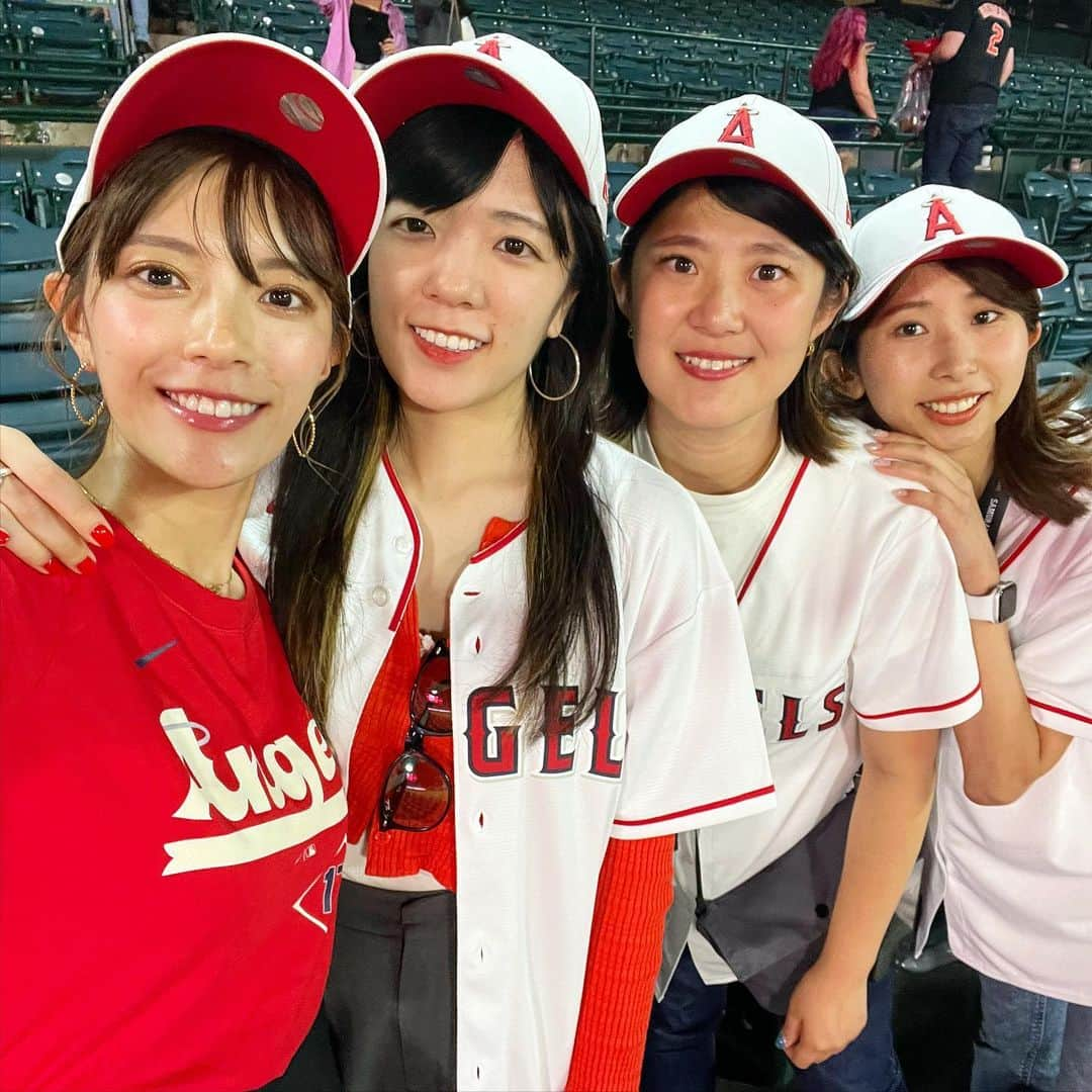 三谷紬さんのインスタグラム写真 - (三谷紬Instagram)「⚾️🏟️ LA3日目はエンゼルスの応援に！ ミーハーですが大谷選手を観たくて行きました。 試合直前はグッズに並びすぎて試合開始に間に合わない なんて情報を得ていたので グッズ売り場のオープンと同時に買い物を。 大谷選手のTシャツやお土産などをたくさん購入！！ 試合のある夜までアウトレットなどで時間を潰して 試合開始３０分前！いざ入場列へ！！ とその時突然日本からの連絡がたくさん来ました… え、何事？と思って開いてみると 「つむちゃん…ついてないね…」と。 全身エンゼルスのフル装備で意気揚々としていた私たちは 一瞬にして静かになりました… 『大谷選手脇腹痛により欠場』 正直エンゼルススタジアムは大谷選手を一眼見たい 日本人の観光客で溢れていました。 我々はスタジアムに入る前にその情報を知り 肩を落としながらもせっかく来たし試合を見て帰ろう！となったのですが、 何も知らずにまだ大谷選手が出ると思っている方も多く その多くはスタメン発表で現実を突きつけられました。 大谷選手出場のないエンゼルススタジアムは どこか寂しい雰囲気を纏っていました… 人気の高さをすごくすごく感じます。 この日はオリオールズとの試合、藤浪選手の出場も それはそれは楽しみにしていて 全身阪神タイガースの格好をしたファンの方もいらっしゃいました。 近頃クローザーでの出場が多かったので 会場全体の日本人が藤浪選手の出場を まだかまだかと9回まで待ち望んでいました。 が、残念ながら出場はなく… スポーツは怪我がつきもの。 こんなこともあるんだなぁと、初対面の日本人の方と お互いを慰め合うとても貴重な経験をしました。 その日から大谷選手は試合を欠場。 そして昨日手術の成功も発表されました。 来シーズンに向けてまずはゆっくり治していただければと思います🙇 私はまたいつかメジャーリーグで活躍する大谷選手を 観られるリベンジができたらと思います⚾️ * #エンゼルス#angels#angelsstadium#アナハイム#anaheim#大谷翔平 選手#大谷 選手#otani#藤浪晋太郎 選手#藤浪 選手#fujinami#怪我#la#losangeles#ロサンゼルス##メジャーリーグ#baseball#野球#majorleaguebaseball#テレビ朝日#アナウンサー#三谷紬」9月21日 20時10分 - mitani_tsumugi