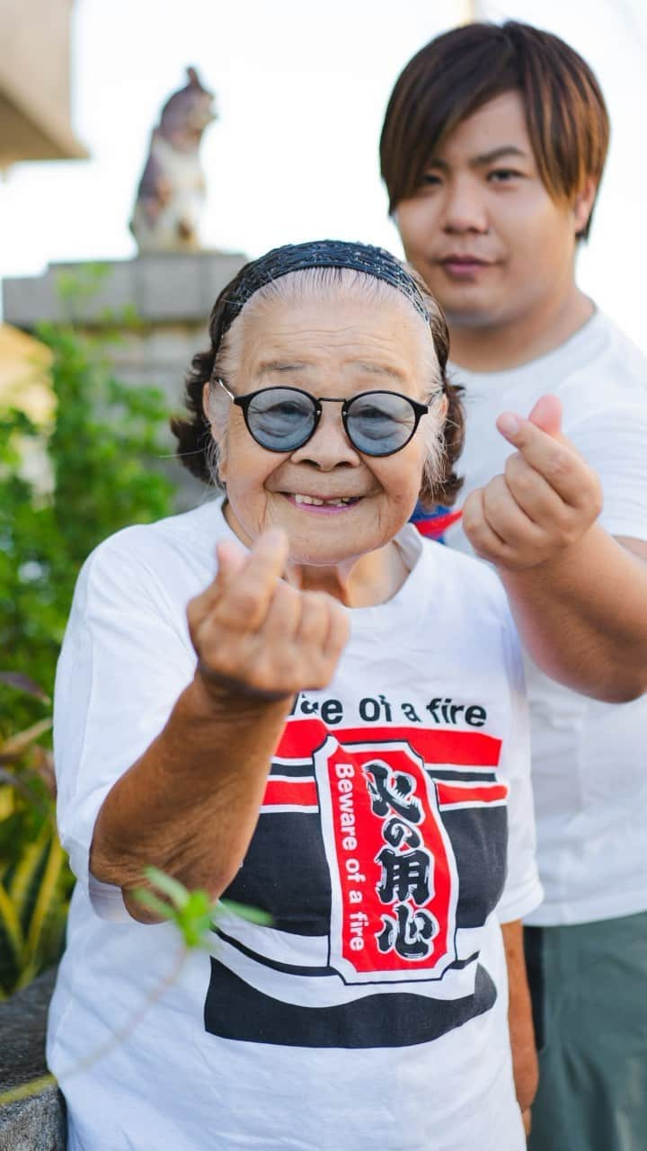 南の島のおばーと孫のインスタグラム：「街で見たけた沖縄で1番有名なおばぁちゃんに写真撮らせていただきました😂  #沖縄 #おばぁちゃん #ストリートスナップ  #streetsnap #モデル募集中 #ドラゴンボール」